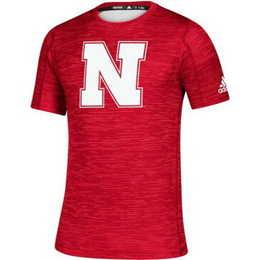 アディダス ADIDAS サイドライン ゲーム Tシャツ 【 GAME ADIDAS NEBRASKA CORNHUSKERS SIDELINE MODE CLIMALITE TSHIRT SCARLET 】 メンズファッション トップス Tシャツ カットソー