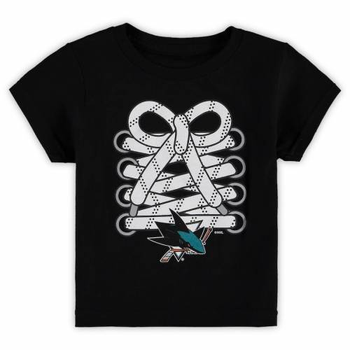 アウタースタッフ OUTERSTUFF シャークス ベビー 赤ちゃん用 Tシャツ 黒色 ブラック サンノゼ – 【 OUTERSTUFF TODDLER HOCKEY STICKS TSHIRT BLACK SHIRT 】 キッズ ベビー マタニティ トップス Tシャツ