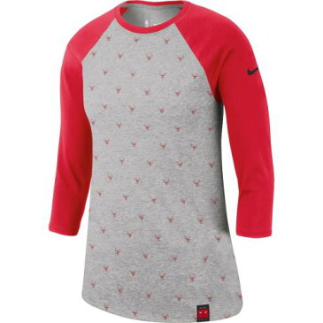 ナイキ NIKE シカゴ ブルズ レディース ロゴ パフォーマンス ラグラン Tシャツ 灰色 グレー グレイ 赤 レッド WOMEN'S 【 RAGLAN GRAY RED NIKE CHICAGO BULLS LOGO ALLOVER PRINT PERFORMANCE 3 4SLEEVE TSHIRT DARK 】