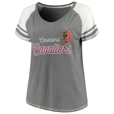 SOFT AS A GRAPE クリーブランド キャバリアーズ レディース スリーブ ストライプ ラグラン ブイネック Tシャツ チャコール WOMEN'S 【 SLEEVE STRIPE RAGLAN SOFT AS A GRAPE CLEVELAND CAVALIERS PLUS SIZE MULTICOU