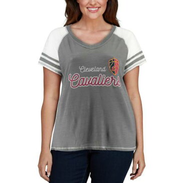 SOFT AS A GRAPE クリーブランド キャバリアーズ レディース スリーブ ストライプ ラグラン ブイネック Tシャツ チャコール WOMEN'S 【 SLEEVE STRIPE RAGLAN SOFT AS A GRAPE CLEVELAND CAVALIERS PLUS SIZE MULTICOU