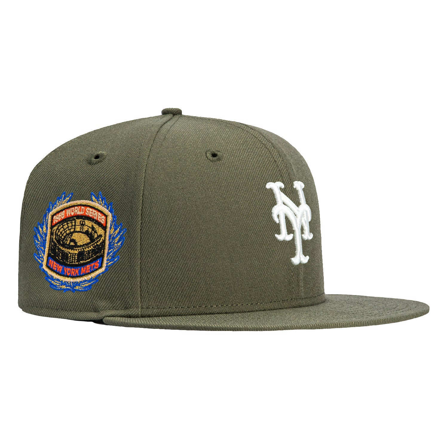 ブランド名New Era性別Unisex(ユニセックス)商品名New Era 59Fifty New York Mets 1969 World Series Patch Hat - Olive, IvoryカラーOlive/Ivyこの度は、New Era 59Fifty New York Mets 1969 World Series Patch Hat - Olive, Ivory をご覧いただき、誠にありがとうございます。世界中で愛されるキャップブランド、New Eraが誇る不朽の名作「59Fifty」から、歴史的な瞬間を祝した特別なモデルが登場いたしました。1969年のワールドシリーズ優勝という輝かしい記憶を刻むNew York Metsのパッチがあしらわれ、洗練されたOliveとIvoryのカラーリングが、大人のカジュアルスタイルを格上げします。単なるファッションアイテムを超え、歴史とスタイルが融合した逸品として、あなたの日常に彩りと個性を添えることでしょう。 ■ 商品の魅力と特徴 New Era 59Fifty New York Mets 1969 World Series Patch Hat - Olive, Ivory は、その名の通り、New York Metsが1969年のワールドシリーズで優勝した歴史的快挙を記念する特別なパッチがサイドに施された、ファン垂涎のアイテムです。深みのあるOliveと、柔らかなIvoryのツートンカラーは、どんな装いにも馴染みやすく、上品で落ち着いた印象を与えます。クラシックな雰囲気の中に、現代のファッションシーンに溶け込む洗練されたデザインが光ります。59Fiftyならではのしっかりとした構造と、フロントに刺繍されたNew York Metsのロゴは、その存在感を際立たせ、どこから見ても抜かりないスタイルを演出します。このキャップを被ることで、あなたは単にファッションを楽しむだけでなく、野球の歴史への敬意と、チームへの情熱を表現することができます。 ■ 商品説明・スペック ・素材: 高品質なポリエステルとウール混紡素材を採用しており、耐久性と快適な被り心地を両立しています。長時間の着用でも蒸れにくく、オールシーズン快適にお使いいただけます。 ・サイズ: New Era 59Fiftyは、頭の形にフィットする「オーセンティック」なデザインが特徴です。豊富なサイズ展開がございますので、ご自身の頭囲に合わせて最適なサイズをお選びいただけます。しっかりとフィットすることで、安定感のある快適な被り心地を実現します。 ・構造: 6枚のパネルで構成されたクラウンと、フラットなつばが特徴です。耐久性の高いバイザーと、内側の汗止めバンドが、実用性と快適性を高めています。背面にはNew Eraのロゴが精緻に刺繍されており、細部にわたるこだわりを感じさせます。 ・デザイン: フロントにはNew York Metsの象徴的なロゴが、サイドには「1969 World Series Patch」が施されています。カラーは本体がOlive、ツバの裏側とロゴの一部にIvoryが配され、絶妙なコントラストを生み出しています。洗練されたカラーリングと歴史的パッチの組み合わせが、このキャップの特別な価値を高めています。 ■ ブランドの特徴と歴史：New Era (ニューエラ) New Era (ニューエラ) は、1920年に米国で創業されて以来、100年以上の歴史を持つ世界的に有名なヘッドウェアブランドです。その卓越した品質と革新的なデザインは、ストリートファッションからプロスポーツまで、幅広い分野で絶大な支持を得ています。特に、メジャーリーグベースボール（MLB）の全チームが試合で着用する公式キャップのサプライヤーとして知られており、その信頼性は揺るぎないものです。New Eraのキャップは単なる被り物ではなく、アスリートたちの魂と情熱、そしてファッションカルチャーの象徴として、世界中の人々に愛され続けています。最高品質の素材選びから、熟練の職人による丹念な縫製まで、一切の妥協を許さないブランドのこだわりが、一つ一つの製品に息づいています。59Fiftyモデルは、New Eraのアイコンともいえる存在であり、その普遍的なデザインとフィット感は、時代を超えて多くのファンを魅了し続けています。 ■ 利用シーン・シチュエーション New Era 59Fifty New York Mets 1969 World Series Patch Hat - Olive, Ivory は、多様なシーンで活躍する万能なアイテムです。 ・日常使い: カジュアルな普段着に合わせて、さりげなく個性を演出したい時に最適です。散歩や買い物など、ちょっとしたお出かけにもスタイリッシュさを加えます。 ・スポーツ観戦: 野球観戦はもちろんのこと、様々なスポーツイベントで、チームへの応援や一体感を表現するのにぴったりです。 ・アウトドア・レジャー: フェス、キャンプ、バーベキューなど、屋外での活動時に日差しから顔を守りつつ、おしゃれなアクセントとしても機能します。 ・ストリートファッション: トレンドを取り入れたストリートスタイルに、クールでヴィンテージライクな要素をプラスします。スニーカーやオーバーサイズのトップスとの相性も抜群です。 ・旅行: 長時間移動や観光中に、快適さとスタイルを両立させたい時に重宝します。写真映えもするため、思い出作りのアイテムとしてもおすすめです。 ■ コーディネート・合わせ方の提案 OliveとIvoryの落ち着いたカラーリングは、幅広いコーディネートにマッチし、洗練された印象を与えます。 ・カジュアルスタイル: 白Tシャツやグレーのパーカー、デニムパンツといった定番アイテムに合わせるだけで、こなれた大人のカジュアルスタイルが完成します。足元はスニーカーで軽快にまとめるのがおすすめです。 ・ミリタリー・ワークスタイル: Oliveカラーを活かし、カーゴパンツやワークジャケットと組み合わせることで、より統一感のあるスタイリッシュなミリタリー・ワークテイストを演出できます。ヴィンテージ感のあるアイテムとの相性も抜群です。 ・キレイめカジュアル: シャツやスラックスといったキレイめなアイテムの“外し”として取り入れることで、程よい抜け感と個性をプラスできます。ハットの落ち着いた色味が、全体の上品さを損ないません。 ・ストリート・スポーツミックス: スウェットセットアップやトラックパンツと合わせ、旬のスポーツミックススタイルを楽しむのも良いでしょう。足元にはボリュームのあるスニーカーを選び、ストリート感を強調してください。 ■ ターゲットユーザー・おすすめの人 ・New Eraの品質とスタイルを愛する方: 長年のファンも、初めてNew Eraを手にする方も、その確かな品質と普遍的なデザインに満足していただけるでしょう。 ・MLB、特にNew York Metsのファン: 1969年のワールドシリーズ優勝パッチは、チームへの深い愛情と誇りを表現する最高のシンボルです。 ・ヴィンテージ感や歴史的背景のあるアイテムを好む方: 単なるファッションアイテムではなく、物語のある一点として、所有する喜びを感じられます。 ・周りと差をつけたい方、個性的なファッションを追求する方: 定番カラーではないOliveとIvoryの組み合わせは、洗練された個性を演出します。 ・ギフトを探している方: 野球好きの方や、ファッション感度の高い方への特別な贈り物としても大変喜ばれることでしょう。 ■ 購入者へのメリット・魅力 このNew Era 59Fifty New York Mets 1969 World Series Patch Hat - Olive, Ivory を手に入れることは、単にキャップを購入する以上の価値をもたらします。 ・歴史と伝統を身につける喜び: 1969年のワールドシリーズという輝かしい歴史を象徴するパッチは、野球ファンにとって計り知れない価値と誇りを与えます。時代を超えて愛されるデザインは、あなたのワードローブに深みを加えるでしょう。 ・高いファッション性: OliveとIvoryの組み合わせは、どんなコーディネートにも合わせやすく、洗練された大人の雰囲気を醸し出します。定番のカラーとは一線を画し、さりげなくセンスの良さをアピールできます。 ・上質な被り心地と耐久性: New Eraの厳格な品質基準に基づいて作られたこのキャップは、型崩れしにくく、長くご愛用いただけます。快適なフィット感は、日常使いはもちろん、アクティブなシーンでもストレスなく着用できます。 ・コレクターズアイテムとしての価値: 歴史的パッチが施されたモデルは、ファンやコレクターにとって特別な意味を持ちます。限定的なアイテムとして、時間と共にその価値を増していく可能性も秘めています。 ・自信と個性の表現: New Eraのキャップは、あなたのスタイルとアイデンティティを表現するツールです。この特別なモデルを身につけることで、周囲に差をつけ、自分らしい個性を際立たせることができます。 ■ 商品詳細 ・商品名: New Era 59Fifty New York Mets 1969 World Series Patch Hat - Olive, Ivory ・ブランド: New Era (ニューエラ) ・モデル: 59Fifty ・チーム: New York Mets ・パッチ: 1969 World Series Patch検索キーワード: New Era ニューエラ※画像はイメージです