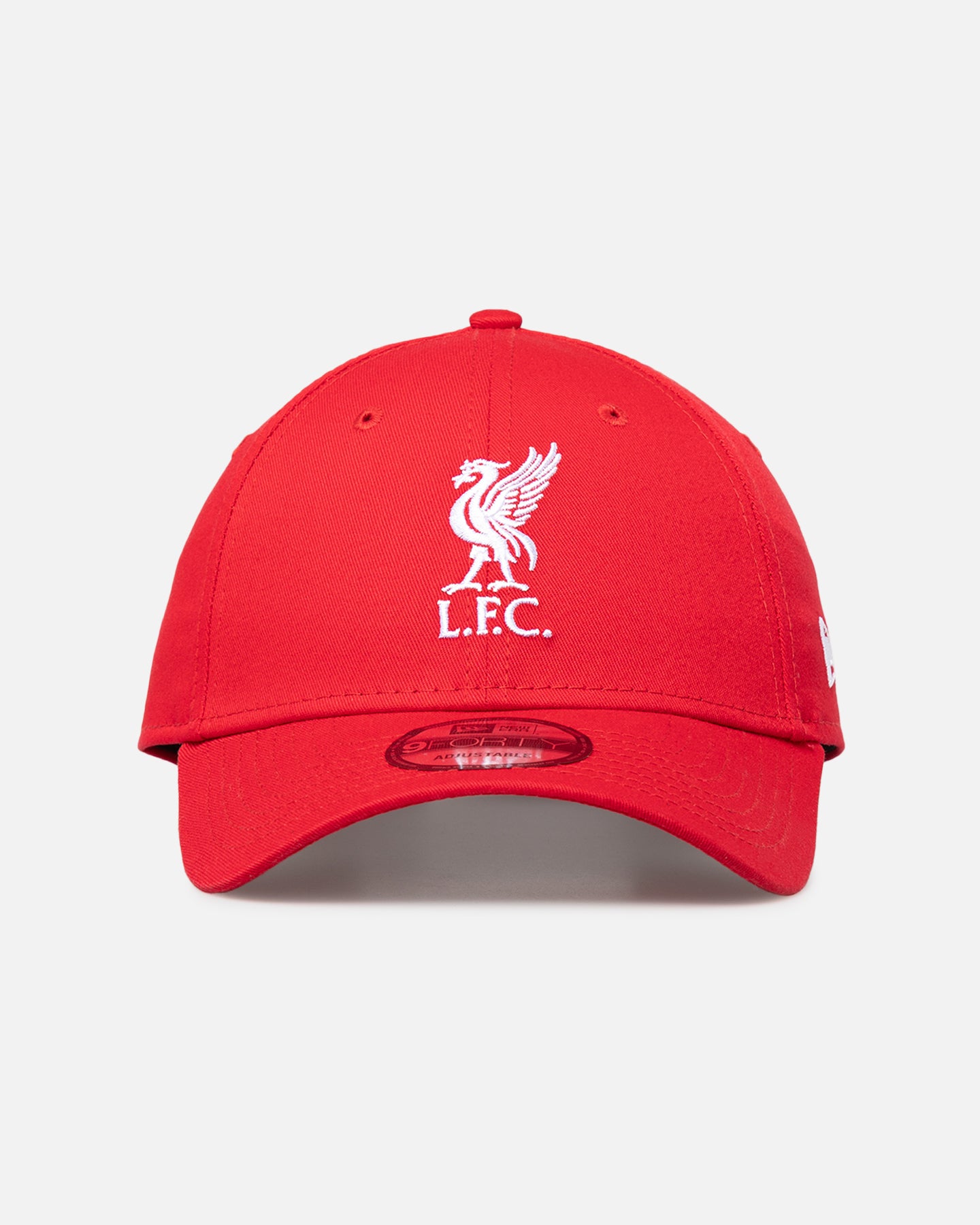 ブランド名New Era性別Unisex(ユニセックス)商品名New Era Liverpool FC 9FORTY Core Casual Strapback RedカラーRedNew Era Liverpool FC 9FORTY Core Casual Strapback Red は、世界中で愛されるキャップブランド New Era と、サッカー界の伝説的な名門クラブ Liverpool FC の、情熱的なコラボレーションによって生まれた特別なアイテムでございます。このキャップは、単なるファンアイテムに留まらず、洗練されたデザインと快適な着用感を兼ね備え、日々のファッションに力強いアクセントを加える逸品として、皆様にご提案いたします。鮮やかな Red カラーが象徴する情熱と活気は、Liverpool FC の揺るぎないスピリットを表現し、着用する方の個性を際立たせます。 ■ 商品説明・スペック New Era Liverpool FC 9FORTY Core Casual Strapback Red は、New Era の中でも特に人気の高い「9FORTY」モデルを採用しております。 ・**フィット感とシルエット**: 9FORTYは、あらかじめ緩やかにカーブしたバイザーと、フロントパネルの内側に芯を入れ、型崩れしにくいよう設計されたクラウンが特徴でございます。これにより、着用時に美しいシルエットを保ち、頭に自然にフィットいたします。 ・**Core Casual Strapback**: モデル名の「Strapback」が示す通り、後部にはサイズ調整が可能なストラップが設けられております。これにより、性別や頭のサイズを問わず、どなたでも最適なフィット感に微調整いただけます。カジュアルなデザインでありながら、しっかりとしたフィット感が得られるため、長時間のご着用でも快適さを維持いたします。 ・**素材**: 上質なコットン素材を主体に採用しており、肌触りが良く、優れた通気性によりオールシーズン快適にご着用いただけます。耐久性にも優れ、長くご愛用いただける品質でございます。 ・**デザイン**: フロントには、Liverpool FC の象徴的なエンブレムが精緻な刺繍で施されており、クラブへの深い愛情と誇りを表現いたします。サイドには New Era のフラッグロゴが刺繍され、ブランドの確かな品質とスタイルをさりげなく主張します。 ・**カラー**: 力強い Red は、Liverpool FC のチームカラーであり、情熱、勝利、そして活力を象徴する色でございます。どんな装いにも映える鮮やかなRedは、コーディネートの主役としても、差し色としても活躍いたします。 ■ ブランドの特徴・歴史・こだわり New Era は、1920年に米国ニューヨーク州バッファローで創業された、100年以上の歴史を持つヘッドウェアブランドでございます。 ・**スポーツキャップのパイオニア**: 長年にわたり、メジャーリーグベースボール（MLB）の公式オンフィールドキャップとして選手に供給し続けており、その品質とデザインは世界中のスポーツファンから絶大な信頼を得ております。スポーツと密接に結びつきながらも、時代と共にファッションアイテムとしての地位を確立してまいりました。 ・**品質へのこだわり**: New Era の製品は、厳選された素材選びから、熟練の職人による精密な縫製技術に至るまで、一切の妥協を許しません。型崩れしにくく、長く愛用できる耐久性と、快適な着用感を両立させるためのこだわりが、一つ一つのキャップに込められております。 ・**ファッションとカルチャーの融合**: ストリートファッション、ヒップホップカルチャー、そしてスポーツシーンにおいて、New Era は単なる帽子ではなく、自己表現の象徴として位置づけられています。流行を追い求めるだけでなく、普遍的な価値を持つデザインを追求し続けている点が、多くの人々を魅了する理由でございます。 ・**コラボレーション**: 世界中のスポーツチーム、有名ブランド、アーティストとのコラボレーションを積極的に行い、常に新たな価値とデザインを創造し続けております。本製品も、その卓越したコラボレーションの一つとして、Liverpool FC との強力なパートナーシップから誕生いたしました。 ■ 利用シーン・シチュエーション New Era Liverpool FC 9FORTY Core Casual Strapback Red は、幅広いシーンでご活用いただける汎用性の高いアイテムでございます。 ・**スポーツ観戦**: スタジアムやパブリックビューイングでLiverpool FCを応援する際に、チームへの熱い思いを表現する応援グッズとして最適でございます。一体感を高め、選手たちにエールを送る際に欠かせないアイテムとなるでしょう。 ・**日常使い**: カジュアルな普段着に合わせて、ストリート感のあるスタイリングをお楽しみいただけます。ショッピング、カフェ巡り、友人とのランチなど、様々な日常のシーンで個性を引き立てます。 ・**アウトドア・レジャー**: 公園での散歩、ピクニック、フェス、旅行など、日差しが気になるアウトドアシーンでの日除け対策としても機能いたします。ファッション性と実用性を兼ね備え、快適な一日をサポートいたします。 ・**ジム・スポーツシーン**: ウォーキングやジョギング、ジムへの行き帰りなど、軽快なスポーツシーンでも活躍いたします。汗をかいても清潔感を保ちやすい素材で、アクティブなライフスタイルにもフィットいたします。 ・**イベント・パーティー**: スポーツイベントやカジュアルなパーティーなど、特別なシーンで会話のきっかけとなり、場の雰囲気を盛り上げるアイテムとしてもお楽しみいただけます。 ■ コーディネート・合わせ方の提案 Red カラーの New Era Liverpool FC 9FORTY Core Casual Strapback は、コーディネートのアクセントとして非常に効果的でございます。 ・**カジュアルスタイル**: Tシャツ、パーカー、スウェットシャツといったカジュアルなトップスに、ジーンズやチノパンを合わせるだけで、洗練されたストリートカジュアルが完成いたします。Redが全体の印象を引き締め、若々しい印象を与えます。 ・**スポーツミックススタイル**: ジャージやトラックジャケット、スニーカーといったスポーツアイテムとの相性も抜群でございます。 Liverpool FC のレプリカユニフォームと合わせれば、完璧なファンコーディネートをお楽しみいただけます。 ・**モノトーンへの差し色**: 白、黒、グレーといったモノトーンのコーディネートにRedのキャップを一点投入することで、スタイリッシュな差し色効果が生まれ、一気に華やかで垢抜けた印象になります。 ・**季節ごとの着こなし**: 春夏は明るいカラーのTシャツやポロシャツと合わせて軽快に、秋冬はダークトーンのアウターやニットと合わせて、Redを際立たせた着こなしがおすすめです。ユニセックスなデザインですので、男性にも女性にもマッチいたします。 ・**小物との連携**: Redのキャップに合わせて、スニーカーやバッグ、アクセサリーにもRedの要素を取り入れることで、統一感のあるおしゃれなスタイリングが実現いたします。 ■ ターゲットユーザー・おすすめの人 本製品は、以下のようなお客様に特におすすめいたします。 ・**Liverpool FC の熱心なサポーター**: チームへの揺るぎない愛情を、日常のファッションを通して表現したいファンの方々。公式ライセンス商品ならではの品質とデザインで、より一層応援に熱が入るでしょう。 ・**New Era ブランドの愛用者**: 高品質なキャップと、洗練されたデザインを常に求める New Era のコレクターやファンの方々。人気の9FORTYモデルで、コレクションに新たな魅力を加えます。 ・**ストリートファッション愛好家**: カジュアルで都会的なスタイルを好み、キャップをファッションの重要な要素と捉えている方。Redのキャップが、個性的でエッジの効いたストリートスタイルを演出いたします。 ・**スポーツミックススタイルを好む方**: スポーツテイストを日常のコーディネートに取り入れ、アクティブでおしゃれな印象を演出したい方。 ・**ギフトをお探しの方**: Liverpool FC ファンや New Era 好きなご家族、ご友人へのプレゼントとして、間違いなく喜ばれる特別なアイテムをお探しの方に最適でございます。誕生日や記念日の贈り物としても大変喜ばれます。 ・**明るく個性的なファッションを求める方**: ファッションに力強いアクセントを加えたい方や、Redカラーを特に好む方にとって、ご自身のスタイルを表現する最高のアイテムとなるでしょう。 ■ 購入者へのメリット・魅力 New Era Liverpool FC 9FORTY Core Casual Strapback Red をお選びいただくことで、お客様には以下のような多大なメリットと魅力をご提供いたします。 ・**高いファッション性**: 世界的に認められた New Era のデザインセンスと、Liverpool FC の象徴的なエンブレムが融合した、他に類を見ないスタイリッシュなキャップでございます。どんなカジュアルファッションにも洗練された印象を与え、コーディネートの完成度を高めます。 ・**快適な着用感と汎用性**: 「9FORTY」モデルならではのフィット感と、Strapbackによるサイズ調整機能により、どなたでもストレスなくご着用いただけます。長時間の着用でも疲れにくく、あらゆるシーンで快適さを提供いたします。 ・**確かな品質と耐久性**: New Era が誇る厳格な品質基準に基づいて製造されており、長くご愛用いただける耐久性がございます。型崩れしにくく、お手入れも比較的容易で、日々の相棒として長くご活躍いたします。 ・**チームへの貢献と一体感**: 公式ライセンス商品をご購入いただくことで、Liverpool FC の活動を間接的にサポートすることにも繋がります。また、仲間との一体感を深め、チームへの忠誠心を公に示すことができます。 ・**個性の表現**: Red という力強いカラーと、Liverpool FC という歴史あるクラブの象徴を身につけることで、ご自身の情熱や個性を存分に表現することが可能でございます。 ・**贈り物としての価値**: 洗練されたデザインとブランドの信頼性から、大切な方へのプレゼントとしても大変喜ばれます。サッカーファンだけでなく、おしゃれに敏感な方への贈り物としても最適でございます。 New Era Liverpool FC 9FORTY Core Casual Strapback Red は、その卓越したデザイン、揺るぎない品質、そして Liverpool FC への情熱を象徴する Red カラーにより、お客様の日常に特別な輝きをもたらすことでしょう。ぜひこの機会に、New Era と Liverpool FC が織りなす唯一無二の魅力をご体感くださいませ。検索キーワード: New Era ニューエラ※画像はイメージです