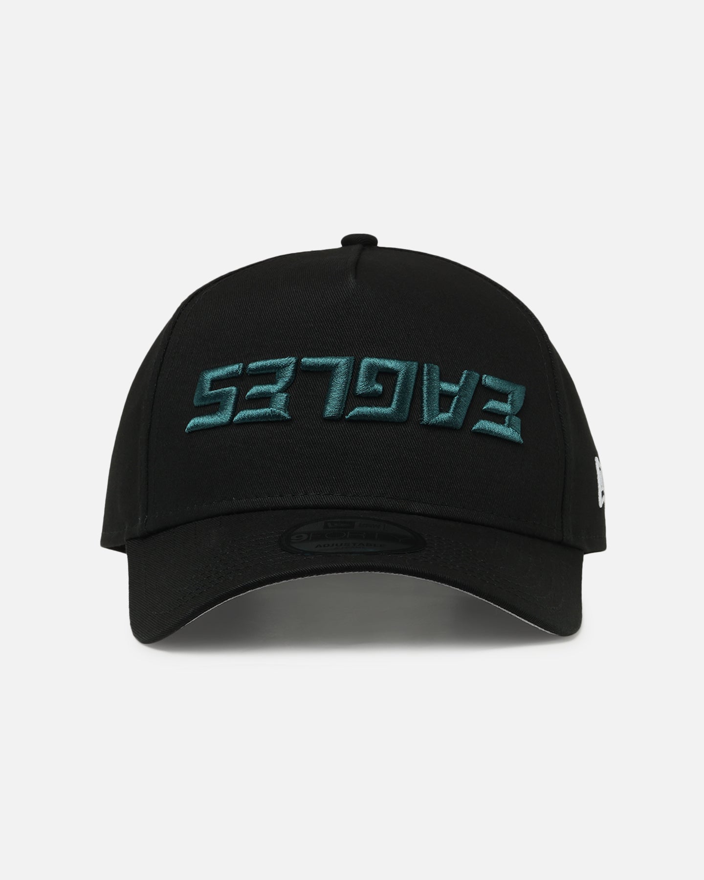 ブランド名New Era性別Unisex(ユニセックス)商品名New Era Philadelphia Eagles 'Upside Down Logo' 9FORTY A-Frame Snapback BlackカラーBlack**【商品紹介】New Era Philadelphia Eagles 'Upside Down Logo' 9FORTY A-Frame Snapback Blackの魅力** この度ご紹介いたしますのは、世界中で絶大な人気を誇るヘッドウェアブランドNew Era®より、北米プロアメリカンフットボールリーグNFLの強豪、Philadelphia Eaglesの公式ライセンスキャップです。特に注目すべきは、遊び心溢れる斬新なデザイン「'Upside Down Logo'」。New Era Philadelphia Eagles 'Upside Down Logo' 9FORTY A-Frame Snapback Blackは、伝統的なスポーツファッションにモダンなひねりを加えた逸品でございます。漆黒のボディに映える逆さまのロゴが、個性を際立たせ、見る者の視線を引きつけます。ストリートシーンからスタジアムでの熱い応援まで、あらゆる場面でその存在感を発揮する、まさにファン垂涎のアイテムと言えるでしょう。 **■ 商品説明・スペック** New Era Philadelphia Eagles 'Upside Down Logo' 9FORTY A-Frame Snapback Blackは、New Era®が誇る人気のシルエット、9FORTY A-Frameを採用しております。このモデルは、フロントパネルを一枚で仕上げることで、美しい流線形とスマートなシルエットを実現。頭にフィットしやすいよう設計されており、快適な着用感を提供いたします。 素材には、耐久性と快適性を兼ね備えた高品質なポリエステルが主に使用されております。これにより、日常使いにおける摩擦や洗濯にも強く、長期間にわたってその形状と色合いを保ちます。また、通気性にも優れており、暖かい季節でも蒸れにくい構造です。カラーは、どのようなファッションにも合わせやすい普遍的なBlack。深みのあるBlackが、Philadelphia Eaglesの「'Upside Down Logo'」を一層際立たせています。このロゴは、通常とは異なるユニークな配置が特徴で、キャップに独特なユーモアとスタイリッシュさを加えております。 サイズは、背面に設けられたアジャスタブルなスナップバッククロージャーにより、多くのヘッドサイズに柔軟に対応します。これにより、男女問わず、ご自身の頭の形に合わせて最適なフィット感に調整することが可能です。しっかりとしたつくりでありながらも、軽量性に優れ、長時間着用してもストレスを感じにくい設計が施されています。スポーツイベントでの熱い応援から、タウンユースでのカジュアルな装いまで、幅広いシーンで活躍する優れた機能性とデザイン性を兼ね備えたNew Era®のキャップでございます。 **■ ブランドの歴史と哲学：New Era®のこだわり** New Era®は、1920年に米国ニューヨーク州バッファローで創業された、100年以上の歴史を持つヘッドウェアブランドです。その歴史は、スポーツキャップの製造から始まり、特にMLB（メジャーリーグベースボール）の公式オンフィールドキャップとして世界中にその名を轟かせました。以来、New Era®は、単なる機能的なアイテムにとどまらず、ファッションアイコンとして、またストリートカルチャーを象徴するブランドとして、進化を続けております。 New Era®の哲学は、「卓越した品質」「革新的なデザイン」「顧客への情熱」に集約されます。創業以来、最高の素材と熟練の職人技を追求し、一つ一つの製品にそのこだわりを込めてきました。彼らは、常に時代のニーズに応え、新たなスタイルを創造することで、ヘッドウェアの可能性を広げております。New Era Philadelphia Eagles 'Upside Down Logo' 9FORTY A-Frame Snapback Blackもまた、その哲学が息づく製品の一つです。 New Era®は、スポーツチームの公式サプライヤーであるだけでなく、アーティストやデザイナーとのコラボレーションを積極的に行い、様々な文化と融合することで、そのブランドアイデンティティを確立してきました。彼らの製品は、単なる帽子ではなく、自己表現のツールであり、ライフスタイルの一部です。New Era Philadelphia Eagles 'Upside Down Logo' 9FORTY A-Frame Snapback Blackは、Philadelphia Eaglesへの忠誠心と、ファッションへの飽くなき探求心を同時に表現できる、ブランドの粋が詰まったアイテムと言えるでしょう。 **■ 利用シーン・シチュエーション** New Era Philadelphia Eagles 'Upside Down Logo' 9FORTY A-Frame Snapback Blackは、そのユニークなデザインと優れた機能性から、多様なシーンで活躍いたします。 ・**スポーツ観戦やイベント**: Philadelphia Eaglesの熱心なファンであれば、スタジアムでの応援時には欠かせないアイテムです。逆さまのロゴが、他のファンとは一線を画す、個性的な応援スタイルを演出いたします。 ・**普段使いやタウンユース**: カジュアルな日常着に合わせるだけで、一気にストリート感をプラスします。デニムやTシャツといったシンプルなコーディネートも、このキャップ一つで洗練された印象に変わります。 ・**アウトドアアクティビティ**: 公園での散歩、キャンプ、フェスなど、屋外での活動にも最適です。日差しから頭部を守りながら、ファッションのアクセントとしても機能いたします。 ・**友人との集まりやパーティー**: 個性的なデザインは、会話のきっかけにもなります。ファッションにこだわりを持つ方には、周りの注目を集めるアイテムとなるでしょう。 季節を問わず着用できるデザインと機能性を持ち合わせており、New Era Philadelphia Eagles 'Upside Down Logo' 9FORTY A-Frame Snapback Blackは、あなたのライフスタイルに新たな彩りを加えること間違いございません。 **■ コーディネートの提案** New Era Philadelphia Eagles 'Upside Down Logo' 9FORTY A-Frame Snapback Blackは、そのBlackのボディとユニークなロゴデザインにより、幅広いスタイリングに溶け込み、コーディネートの主役としても引き立て役としても活躍いたします。 ・**ストリートカジュアル**: オーバーサイズのフーディーやスウェットシャツ、ワイドパンツにスニーカーといった組み合わせに、このキャップをプラスするだけで、旬なストリートスタイルが完成します。足元はNew Era®のスニーカーやスリッポンで統一感を出すのもおすすめです。 ・**スポーツミックス**: スポーツジャージやトラックジャケット、ジョガーパンツとの相性は抜群です。Philadelphia Eaglesのチームカラーを取り入れたウェアと合わせれば、より一体感のあるコーディネートが楽しめます。また、シンプルなデザインのスポーツウェアに合わせることで、キャップが際立ちます。 ・**きれいめカジュアル**: クリーンなシャツやチノパン、シンプルなジャケットスタイルに、あえてこのキャップを取り入れることで、程よい抜け感と大人の遊び心を演出できます。異素材MIXや、モノトーンコーデのアクセントとしても効果的です。 ・**小物との組み合わせ**: キャップの色に合わせてBlackのバックパックやスニーカーを選ぶと、全体にまとまりが生まれます。また、シルバーアクセサリーやシンプルなサングラスを合わせることで、より洗練された印象に。Philadelphia Eaglesのチームグッズをさりげなく加えるのも良いでしょう。 New Era Philadelphia Eagles 'Upside Down Logo' 9FORTY A-Frame Snapback Blackは、あなたのファッションセンスを刺激し、無限のコーディネートの可能性を広げます。 **■ ターゲットユーザー・おすすめの方** New Era Philadelphia Eagles 'Upside Down Logo' 9FORTY A-Frame Snapback Blackは、以下のようなお客様に特におすすめでございます。 ・**熱心なPhiladelphia Eaglesファン**: チームへの情熱をスタイリッシュに表現したい方に。公式ライセンス商品ならではの品質とデザインは、真のファンにとって最高のアイテムです。 ・**New Era®ブランドのコレクター**: 他にはない個性的なデザインのキャップを探している方に。特に「'Upside Down Logo'」は、コレクションに新たな価値をもたらします。 ・**ファッションに敏感な方**: トレンドを取り入れつつ、自分らしい個性を表現したい方に。このキャップは、ワンランク上のストリートスタイルやスポーツミックススタイルを完成させるキーアイテムです。 ・**ユニークなデザインを検索キーワード: New Era ニューエラ※画像はイメージです