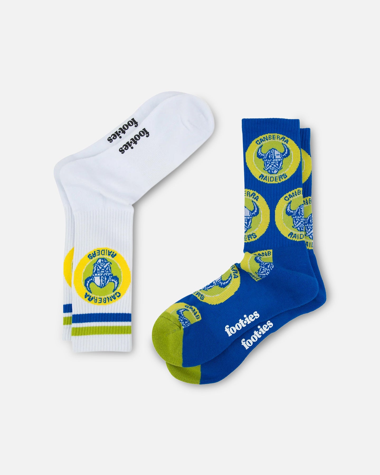 ブランド名Foot-ies性別Unisex(ユニセックス)商品名Foot-ies Canberra Raiders Crew Socks 2 Pack White/BlackカラーWhite/BlackFoot-ies Canberra Raiders Crew Socks 2 Pack White/Blackは、オーストラリアのラグビーリーグチームCanberra Raidersへの熱い思いを足元から表現できる、Foot-iesブランドが手掛ける公式ライセンス取得済みのクルーソックスです。WhiteとBlackの2色をセットにした2 Pack仕様で、日常のカジュアルスタイルからスポーツ観戦まで、幅広いシーンでCanberra Raidersへの情熱をスタイリッシュにアピールいただけます。快適な履き心地と高いデザイン性を兼ね備え、Canberra Raidersファン必携のアイテムとして自信を持ってお届けいたします。 ■ 商品説明・スペック このFoot-ies Canberra Raiders Crew Socks 2 Pack White/Blackは、Canberra Raidersの象徴的なロゴとカラーリングを巧みに取り入れた、高品質なクルーソックスです。足首をしっかりと包み込むクルー丈のデザインは、快適なフィット感と同時に、現代的なファッションスタイルにもマッチする絶妙なバランスを提供します。素材には、肌触りの良いコットンを主軸に、優れた耐久性と適度な伸縮性をもたらすポリエステル、そして足へのフィット感を高めるポリウレタンを最適にブレンドしております。これにより、長時間の着用でも蒸れにくく、快適な状態を保つ通気性と吸湿性を実現いたしました。 セット内容は、クリーンな印象のWhiteと、どんなコーディネートにも合わせやすいBlackのFoot-ies Canberra Raiders Crew Socksがそれぞれ1足ずつ。その日の気分や服装、Canberra Raidersのユニフォームに合わせて、自由にスタイリングをお楽しみいただけます。各ソックスには、Canberra Raidersの力強いエンブレムやチーム名が精緻な刺繍やプリントで施されており、ファンとしての誇りをさりげなく、しかし確実に表現できます。土踏まず部分にはサポート機能を搭載し、足の負担を軽減。スポーツ時だけでなく、普段使いにおいても足元を快適に支える設計となっております。耐久性にも優れているため、洗濯を繰り返しても型崩れしにくく、長くご愛用いただけるFoot-iesの靴下です。 ■ ブランド「Foot-ies」の特徴・こだわり Foot-iesは、「スポーツファンが日常的にチームへの愛と情熱を表現できる」ことをコンセプトに掲げ、高品質なアパレルアイテム、特にソックスの製造に特化したブランドです。単なる応援グッズに留まらない、洗練されたデザインと快適な着用感を追求することで、お客様のライフスタイルに寄り添う製品を提供しています。Foot-iesの製品開発において最も重視しているのは、ファンの方々が自信を持って着用できる品質と、チームへの敬意を込めたデザインです。 Canberra Raidersをはじめとする有名スポーツチームとの公式ライセンス契約を通じて、Foot-iesは本物のチームロゴやカラーを正確に再現することを可能にしています。これにより、Canberra Raidersファンの方々が安心して手に取れる、真正性の高いファンアイテムを提供。素材選定から製造工程に至るまで、細部にわたるこだわりと高い技術力をもって製品を作り上げており、Foot-iesのクルーソックスは優れた耐久性と肌触りの良さを両立しています。スポーツを愛する人々、特にCanberra Raidersを熱心に応援するすべてのファンが、日常の中で喜びと誇りを感じられるような製品づくりを、Foot-iesはこれからも追求してまいります。 ■ 利用シーン・シチュエーション Foot-ies Canberra Raiders Crew Socks 2 Pack White/Blackは、Canberra Raidersの応援から普段使いまで、幅広いシーンでご活用いただけます。試合会場での熱い応援はもちろんのこと、ご自宅でのテレビ観戦時や、友人とのファンミーティングでも、足元からチーム愛をアピールし、一体感を高めるアイテムとして最適です。カジュアルな普段着との相性も抜群で、Tシャツ、パーカー、デニムパンツといったリラックスした装いに、さりげないチームアクセントをプラスすることができます。 また、その快適な履き心地と機能性から、ウォーキングや軽いジョギング、ジムでのワークアウトなど、アクティブなシーンでも活躍します。吸湿性と通気性に優れているため、汗をかきやすい運動時でも足元をドライに保ち、快適なパフォーマンスをサポート。休日のカジュアルなお出かけや、近所へのショッピングなど、どんな日常のシーンにも溶け込み、Canberra Raidersファンとしてのアイデンティティを演出します。Canberra Raidersを愛する方への誕生日やクリスマス、父の日などのプレゼントとしても大変喜ばれる、実用的かつ心温まる一品です。 ■ コーディネート・合わせ方の提案 Foot-ies Canberra Raiders Crew Socks 2 Pack White/Blackは、シンプルながらも個性的なデザインが魅力で、様々なコーディネートに柔軟に溶け込みます。Whiteのソックスは、明るい色のスニーカーやキャンバスシューズと組み合わせることで、爽やかで清潔感のある印象を足元に与えます。デニムパンツの裾をロールアップして、WhiteのソックスにプリントされたCanberra Raidersのロゴをちら見せするスタイルは、カジュアルながらも遊び心と個性を演出するのに最適です。夏場には、ショートパンツやハーフパンツと合わせて、軽快なスポーツミックススタイルを楽しむのも良いでしょう。 一方、Blackのソックスは、ダークトーンのスニーカーやブーツと合わせることで、よりシックで落ち着いた足元を演出します。黒いパンツやジョガーパンツと組み合わせれば、足元が引き締まり、洗練されたストリート系のファッションが完成します。Canberra Raidersの公式Tシャツやジャージ、キャップといった他のチームアパレルと合わせることで、全身で統一感のある応援スタイルを表現することも可能です。WhiteとBlackのコントラストを活かし、モノトーンコーデにアクセントを加えることで、シンプルながらもFoot-ies Canberra Raiders Crew Socksならではの存在感を際立たせるコーディネートもおすすめです。足元からCanberra Raidersへの情熱をスタイリッシュに表現してください。 ■ ターゲットユーザー・おすすめの人 このFoot-ies Canberra Raiders Crew Socks 2 Pack White/Blackは、以下のような方々に特におすすめしたい商品です。まず、Canberra Raidersの熱心なファンであり、日頃からチームを応援する気持ちをファッションや日常生活に取り入れたいと考えている方。公式ライセンス品であるため、安心してチーム愛を表現できます。また、スポーツ観戦をライフワークとする方や、スポーツミックススタイル、カジュアルなストリートスタイルを好む方にも、日常のコーディネートに個性とアクセントを加えるアイテムとして最適です。 さらに、ソックスに快適な履き心地と高い機能性を求めている方にもご満足いただけます。Foot-iesブランドが追求する高品質な素材と丁寧な縫製は、長時間の着用でも足への負担が少なく、常に快適さを保ちます。そのため、アクティブに活動する方から、自宅でリラックスしたい方まで、幅広いニーズに応えます。デザイン性も優れており、足元のおしゃれを楽しみたい方、他人とは一味違う個性を表現したい方にもぴったりです。大切なCanberra Raidersファンの方へのプレゼントをお探しの方にとっても、実用的でありながら、贈られた方の心に残る特別な贈り物となるでしょう。Foot-ies Canberra Raiders Crew Socksは、年齢や性別を問わず、多くのCanberra Raidersファンの皆様にお使いいただけます。 ■ 購入者へのメリット・魅力 Foot-ies Canberra Raiders Crew Socks 2 Pack White/Blackをご購入いただくことで、お客様は単なるソックス以上の価値と満足感を得ることができます。最大のメリットは、Canberra Raidersへの熱い思いを、日々の生活の中で身近に、そしてスタイリッシュに表現できる点です。公式ライセンス品であることの安心感と、Foot-iesブランドが提供する確かな品質は、長く愛用できる製品としての満足感を保証します。上質な素材と丁寧な縫製による快適な履き心地は、足元を優しくサポートし、長時間の着用でもストレスを感じにくい設計となっております。 WhiteとBlackの2色セットという構成は、コーディネートの選択肢を広げ、その日の気分や服装に合わせて足元の印象を自在に変えられる魅力があります。清潔感、引き締め効果、そしてCanberra Raidersへの情熱を兼ね備えたこれらのクルーソックスは、ファッションアイテムとしてだけでなく、チームへの忠誠心を形にするシンボルともなり得ます。応援するチームを足元から支えることで、一体感や帰属意識が高まり、日々の生活に喜びと活力を与えてくれることでしょう。ご自身へのご褒美として、またはCanberra Raidersを愛する大切な方への贈り物として、ぜひFoot-ies Canberra Raiders Crew Socks 2 Pack White/Blackをお選びいただき、Canberra Raidersへの情熱を足元から解き放ってください。※画像はイメージです