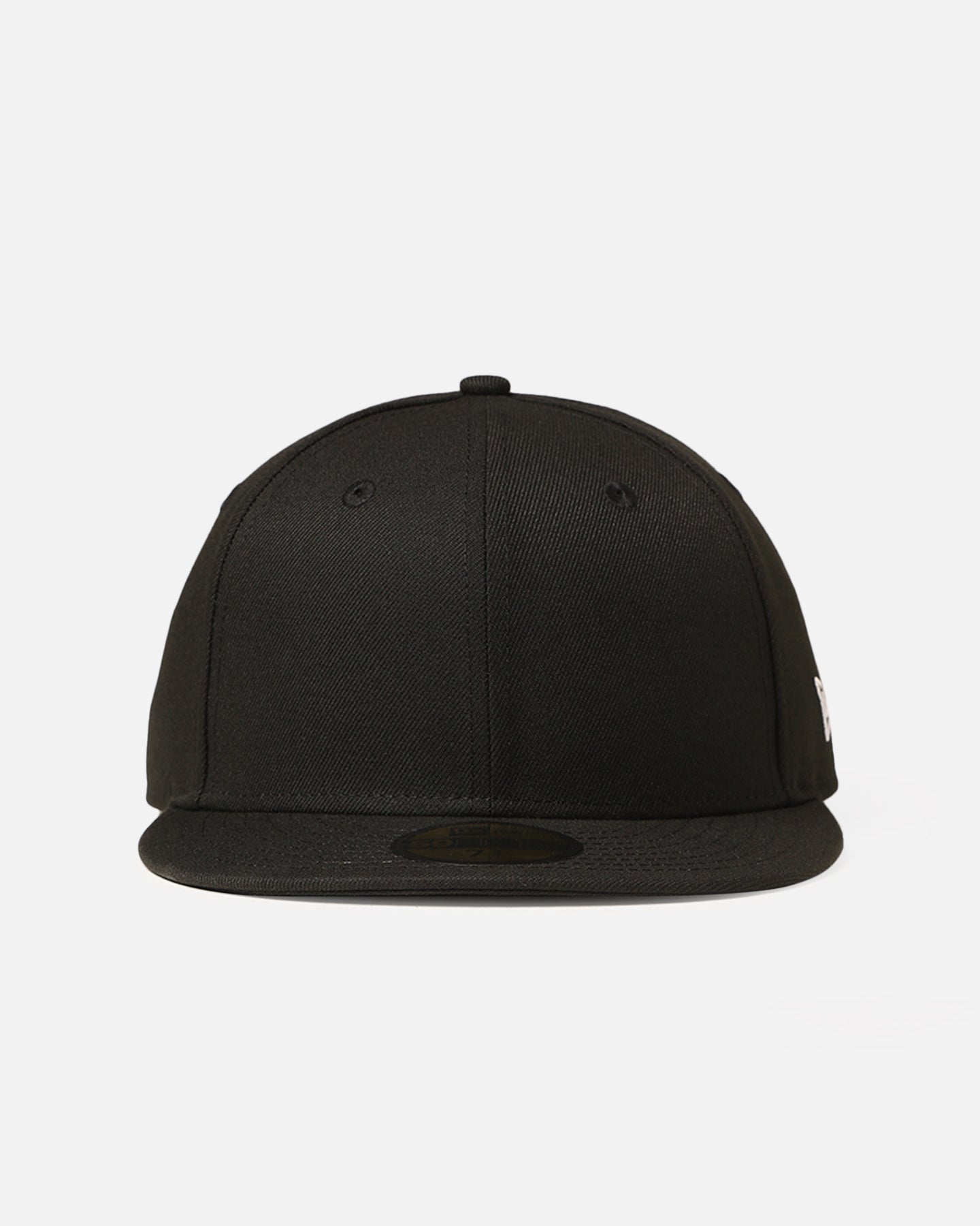 ブランド名New Era性別Unisex(ユニセックス)商品名New Era New Era Blank 59FIFTY Fitted BlackカラーBlackNew Era New Era Blank 59FIFTY Fitted Black この度は、数ある商品の中から「New Era New Era Blank 59FIFTY Fitted Black」をご覧いただき、誠にありがとうございます。 洗練されたデザインと比類なきフィット感で世界中のファンを魅了し続けるNew Eraが贈る、究極のプレーンキャップ。あらゆるスタイルにマッチするその普遍的な魅力と、長きにわたり愛用いただける品質を、この説明文を通じて深くご紹介いたします。 ■ 商品説明・スペック ◆ 象徴的な「59FIFTY」フィットとシルエット 「New Era New Era Blank 59FIFTY Fitted Black」は、New Eraの最もアイコニックなモデルである「59FIFTY」をベースにしています。このモデルは、頭のサイズに合わせてミリ単位で設計された「Fitted（フィッテッド）」タイプであり、着用する方の頭部に吸い付くような完璧なフィット感を提供します。その深めのクラウンとフラットなつばが織りなす独特のシルエットは、着用するだけで洗練された印象を与え、ストリートからカジュアル、スポーツミックスまで、幅広いスタイルに自然に溶け込みます。 ◆ 無地の美学「Blank」デザイン 本製品の最大の特徴は「Blank（ブランク）」、すなわち一切の装飾やロゴを排したシンプルな無地のデザインにあります。New Eraのキャップは通常、スポーツチームのロゴやブランドの刺繍が施されていますが、この「Blank」モデルは、着用者自身のスタイルや個性を最大限に引き立てるキャンバスとなることを意図して作られました。ミニマリズムを追求したデザインは、飽きることなく長くご愛用いただけるとともに、ご自身のファッションセンスで自在にカスタマイズする余地を与えます。 ◆ 普遍のカラー「Black」 カラーは、ファッションアイテムとして不動の人気を誇る「Black（ブラック）」です。ブラックは、あらゆる色との調和が容易であり、コーディネート全体を引き締める効果があります。また、汚れが目立ちにくいという実用的なメリットも兼ね備えています。シックで都会的な印象から、力強くエッジの効いたスタイルまで、New Era New Era Blank 59FIFTY Fitted Blackのブラックカラーは、どんなシーンにおいてもその存在感を際立たせます。 ◆ 素材と機能性 一般的なNew Era 59FIFTYモデルと同様に、高品質なポリエステルまたはウール素材が採用されており、耐久性と快適な着用感を両立しています。堅牢な作りは型崩れしにくく、長期間にわたる使用にも耐えうる品質を誇ります。また、頭部の蒸れを軽減するベンチレーションホールが効果的に配置されており、快適さを維持します。汗止めバンドも内蔵されており、スポーツシーンやアクティブな日常でも安心して着用いただけます。 ■ ブランドの特徴・歴史・こだわり New Eraは、1920年にアメリカで創業された、100年以上の歴史を持つヘッドウェアブランドです。MLB（メジャーリーグベースボール）唯一の公式選手用キャップサプライヤーとして、その名を世界に轟かせました。創業以来、最高品質のキャップを追求し続けるクラフトマンシップと、革新的なデザインへの挑戦が、New Eraを単なるスポーツギアに留まらない、ファッションアイコンへと押し上げました。 特に「59FIFTY」モデルは、その精密なサイズ展開と独特のシルエットにより、ブランドの象徴として確立されています。New Eraは、スポーツ文化とストリートファッション、そして音楽やアートといった多様なカルチャーと深く結びつきながら、常に時代をリードし、世界中の人々から愛され続けています。 New Era New Era Blank 59FIFTY Fitted Blackは、この豊かな歴史と伝統、そして品質への揺るぎないこだわりが凝縮された逸品です。 ■ 利用シーン・シチュエーション New Era New Era Blank 59FIFTY Fitted Blackの最大の魅力は、その驚くべき汎用性です。 ・ 日常のカジュアルスタイル：Tシャツ、デニム、スニーカーといった普段使いのアイテムに合わせるだけで、洗練されたストリートスタイルが完成します。 ・ スポーツ観戦やアウトドア：UV対策としても機能し、アクティブなシーンでも快適な着用感を提供します。 ・ ストリートファッション：無地のブラックは、他のアイテムの色やデザインを邪魔せず、全体のバランスを美しく保ちます。 ・ ミュージックフェスやイベント：人混みの中でもスタイリッシュな存在感を放ち、日差しからもしっかりと頭部を保護します。 ・ ユニセックスアイテム：性別を問わず、様々な方がご自身のスタイルに取り入れることができます。 ロゴや装飾がないため、ビジネスシーンにおけるカジュアルダウンや、きれいめスタイルのはずしとしても、意外なほどマッチする可能性を秘めています。 ■ コーディネート・合わせ方の提案 「New Era New Era Blank 59FIFTY Fitted Black」は、そのシンプルなデザインゆえに、無限のコーディネートの可能性を秘めています。 ・ モノトーンコーデの引き締め役：ホワイトTシャツにブラックのスキニーパンツといったモノトーンスタイルに合わせれば、全体の統一感を保ちつつ、洗練された印象を与えます。 ・ カラフルなアイテムとの調和：鮮やかな色のトップスやアウターと組み合わせることで、派手になりすぎずに全体のバランスを取り、シックなアクセントとして機能します。 ・ カジュアルダウン：ジャケットやシャツといったややフォーマルなアイテムにキャップを合わせることで、こなれ感のある大人のカジュアルスタイルを演出できます。 ・ スケートスタイル：オーバーサイズのTシャツやフーディーに、ワイドパンツやカーゴパンツを合わせたストリート系の定番スタイルにも完璧にマッチします。 ・ アクセサリーとの連携：サングラス、スニーカー、バッグなど、他のファッションアイテムの色味や素材感を意識して組み合わせることで、よりパーソナルなスタイルを確立できます。 Blankデザインは、ご自身の創造性を表現する最高のキャンバスです。ワッペンやピンバッジでカスタマイズするのも良いでしょう。 ■ ターゲットユーザー・おすすめの人 「New Era New Era Blank 59FIFTY Fitted Black」は、以下のような方々に特におすすめです。 ・ New Eraの品質とフィット感を愛する方：ブランドの確かな品質と、59FIFTYの最高の被り心地を純粋に求める方。 ・ シンプルなデザインを好む方：ロゴや装飾のないミニマルな美学に共感し、長く愛用できるアイテムをお探しの方。 ・ 自分らしいスタイルを追求したい方：既存のトレンドに流されず、自身の個性やセンスでファッションを楽しみたい方。 ・ どんな服装にも合わせやすいキャップをお探しの方：ワードローブに加えることで、コーディネートの幅を広げたい方。 ・ 高品質なヘッドウェアを長く愛用したい方：耐久性に優れ、経年変化も楽しめる本物のキャップを求める方。 ・ 性別や年齢を問わず、スタイリッシュなアイテムをお探しの方：ユニセックスなデザインで、幅広い層におすすめです。 ■ 購入者へのメリット・魅力 「New Era New Era Blank 59FIFTY Fitted Black」をご購入いただくことで、お客様は以下のようなメリットや魅力を手に入れることができます。 ・ 普遍的なデザイン：流行に左右されないBlankデザインとBlackカラーは、何年経っても色褪せることなく、いつでもお使いいただけます。 ・ 高い品質と耐久性：New Eraが長年培ってきた高い技術と厳選された素材により、長期間にわたってその美しさと機能性を保ちます。 ・ 最高のフィット感：59FIFTY独自の精密なサイズ展開と構造が、他にはない快適な被り心地を提供します。 ・ コーディネートの幅広さ：あらゆるファッションスタイルにマッチし、お手持ちのアイテムと組み合わせることで、無限のスタイリングを楽しめます。 ・ 自己表現の自由：無地であるため、ご自身のセンスでカスタマイズしたり、他のアイテムの魅力を最大限に引き出したりすることが可能です。 ・ New Eraブランドの安心感：世界中で認められた信頼と実績のあるブランドから提供される高品質なアイテムを所有する喜び。 New Era New Era Blank 59FIFTY Fitted Blackは、単なるキャップではなく、お客様の個性を引き立て、日々の生活を豊かに彩るファッションアイテムとなるでしょう。 この機会にぜひ、New Eraが誇る究極のベーシックキャップをお手元にお迎えください。検索キーワード: New Era ニューエラ※画像はイメージです