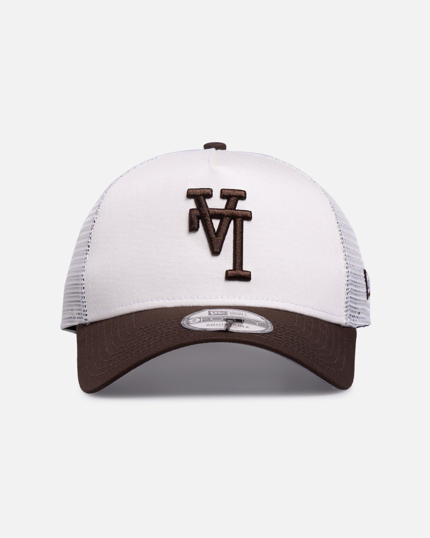 ブランド名New Era性別Unisex(ユニセックス)商品名New Era Los Angeles Dodgers 'Upside Down Logo' 9FORTY A-Frame Trucker Snapback White/BrownカラーWhite/BrownNew Era Los Angeles Dodgers 'Upside Down Logo' 9FORTY A-Frame Trucker Snapback White/Brownは、単なるヘッドウェアの枠を超え、ファッションとカルチャーを融合させた傑作でございます。唯一無二のデザインとNew Eraが誇る卓越した品質が融合し、洗練されたスタイルを求めるお客様に最適な逸品でございます。 ■ 商品説明・スペック この度ご紹介いたしますのは、New Eraのアイコニックなモデル「9FORTY A-Frame Trucker Snapback」に、Los Angeles Dodgersのロゴを大胆に配置した特別なアイテムでございます。 ・モデル名: 9FORTY A-Frame Trucker Snapback New Eraの「9FORTY」は、やや深めのクラウンとあらかじめカーブしたバイザーが特徴で、頭に馴染みやすく、どなたにもフィットしやすいシルエットが魅力でございます。「A-Frame」は、フロントパネルがやや高めに設計されており、ロゴデザインがより際立つ立体的なフォルムを提供いたします。「Trucker」スタイルは、後部パネルが通気性に優れたメッシュ素材で構成されており、長時間の着用でも蒸れにくく、快適な着用感を維持いたします。また、「Snapback」仕様により、サイズの調整が容易で、様々な頭囲のお客様に快適にご着用いただけます。 ・デザイン: 'Upside Down Logo' 最大の特長は、Los Angeles Dodgersの象徴的なロゴが逆さまに配置された「'Upside Down Logo'」デザインでございます。この遊び心と斬新さに満ちたアプローチは、従来のロゴ配置の概念を打ち破り、見る者に強烈なインパクトとユニークな印象を与えます。単なるチームグッズとしてだけでなく、ファッションアイテムとして個性を際立たせるデザインとして、トレンドに敏感な方々から絶大な支持を得ております。 ・カラー: White/Brown 本体は清潔感あふれるホワイトを基調とし、バイザーとメッシュ部分には落ち着いたブラウンが配されております。この上品なカラーコンビネーションは、どんなスタイルにも自然に溶け込みながら、洗練された印象を与えます。シーズンを問わずご愛用いただける汎用性の高さも魅力でございます。 ・素材: 高品質なコットンとポリエステルメッシュを組み合わせることで、フロントパネルとバイザーは耐久性に優れ、メッシュ部分は通気性と軽量性を実現しております。 ■ New Era ブランドの特徴・歴史・こだわり New Eraは1920年の創業以来、卓越したクラフトマンシップと革新的なデザインで、世界中のヘッドウェア市場を牽引してまいりました。家族経営の小さな帽子店からスタートし、現在ではMLB（メジャーリーグベースボール）の公式オンフィールドキャップとして長年採用されていることは、その品質と信頼性の証でございます。 New Eraのこだわりは、単に帽子を作るだけでなく、それぞれのアイテムに込められたストーリーと文化を大切にすることにございます。厳選された素材選びから、熟練の職人による緻密な縫製、そして時代の流れを捉えたデザインに至るまで、一切の妥協を許しません。ブランドロゴである「New Eraフラッグ」は、品質と信頼、そしてスタイルを象徴するアイコンとして、世界中の人々に愛されております。 Los Angeles Dodgersとのパートナーシップも長く、チームの輝かしい歴史と文化を反映した数々の名作を生み出してまいりました。今回の「'Upside Down Logo'」は、伝統を重んじつつも常に新しい価値を創造し続けるNew Eraの精神を象徴するものでございます。 ■ 利用シーン・シチュエーション このNew Era Los Angeles Dodgers 'Upside Down Logo' 9FORTY A-Frame Trucker Snapback White/Brownは、様々なシーンで活躍いたします。 ・日常のカジュアルスタイル: 友人とのカフェ巡り、ショッピング、散歩など、日常のあらゆるカジュアルな場面で、スタイリングのアクセントとして活躍します。 ・スポーツ観戦: Los Angeles Dodgersの試合観戦はもちろん、その他のスポーツイベントでも、チーム愛を表現しつつ、周囲と差をつけるアイテムとして最適です。 ・アウトドア活動: キャンプ、バーベキュー、ハイキングなどのアウトドアシーンでは、日差し対策としてだけでなく、ファッション性を高めるアイテムとしても機能します。通気性の良いメッシュ素材が快適さを保ちます。 ・音楽フェス・イベント: 人が集まる場所で個性を発揮したい時に。ユニークなロゴデザインが注目を集め、他の参加者と差をつけることができます。 ・旅行: 移動中や観光地での日差し対策、そして写真映えするファッションアイテムとして、旅の思い出を一層特別なものにします。 ■ コーディネート・合わせ方の提案 White/Brownの落ち着いた配色とユニークなデザインは、幅広いコーディネートにマッチいたします。 ・ストリートスタイル: オーバーサイズのTシャツやパーカー、スウェットパンツ、ワイドデニムなどと合わせることで、旬なストリートファッションが完成いたします。足元はスニーカーで抜け感を出すのがおすすめです。 ・カジュアルスタイル: シンプルなホワイトTシャツやデニムジャケット、チノパンなど、定番アイテムとの相性も抜群です。キャップの個性が、シンプルながらも洗練された印象を与えます。 ・スポーツミックス: トラックジャケットやジョガーパンツといったスポーツウェアと組み合わせることで、都会的なスポーツミックススタイルを演出できます。ジムへの行き帰りや軽い運動時にも最適です。 ・きれいめカジュアルのハズし: シャツやスラックスといったきれいめなアイテムに、あえてこのキャップを合わせることで、程よいカジュアルダウンと遊び心のあるスタイルが生まれます。 ・カラーコーディネート: 本体がホワイト基調のため、トップスやボトムスにベージュ、カーキ、ネイビー、ブラックなどのアースカラーやベーシックカラーを取り入れると、全体の統一感が高まります。 ■ ターゲットユーザー・おすすめの人 ・ファッション感度の高い方: トレンドを意識し、周りとは違う個性的なアイテムで差をつけたい方におすすめです。 ・New Eraコレクター・ファン: New Eraの限定品やユニークなデザインに魅力を感じる方、キャップコレクションを充実させたい方に最適です。 ・Los Angeles Dodgersファン: チーム愛を表現しつつも、一歩進んだファッションスタイルを求める方に喜ばれるでしょう。 ・ストリートファッション愛好家: 日常のスタイリングにアクセントを加え、自己表現を楽しみたい方にぴったりです。 ・快適さと機能性を重視する方: 高品質な素材と通気性に優れた構造、そして調整可能なフィット感を求める方にご満足いただけます。 ・性別問わず: ユニセックスデザインのため、男性だけでなく女性のお客様にも、ご自身のスタイルに合わせて自由にお楽しみいただけます。 ■ 購入者へのメリット・魅力 このNew Era Los Angeles Dodgers 'Upside Down Logo' 9FORTY A-Frame Trucker Snapback White/Brownをご購入いただくことで、お客様は以下のようなメリットを享受いただけます。 ・個性の表現: 「Upside Down Logo」という他にないデザインで、ご自身のユニークなセンスと個性を存分にアピールできます。周囲の視線を集めること間違いなしでございます。 ・高品質と耐久性: New Eraが長年培ってきた高い品質基準に基づき製造されており、長くご愛用いただける耐久性を備えております。型崩れしにくく、美しいシルエットを保ちます。 ・快適な着用感: 通気性に優れたメッシュ素材と、容易にサイズ調整可能なスナップバック機能により、一日中快適にご着用いただけます。暑い季節でも蒸れにくく、ストレスフリーな着用感を実現いたします。 ・スタイルの幅を広げる: どんなコーディネートにも自然に溶け込むWhite/Brownのカラーリングと、カジュアルからスポーツミックスまで対応するデザインは、お客様のファッションの幅を大きく広げます。 ・特別なアイテムの所有感: Los Angeles Dodgersという人気チームとNew Eraのコラボレーション、さらに限定感のあるデザインは、所有する喜びと満足感を高めます。ファッション好き、野球好きへのギフトとしても最適でございます。 この機会に、洗練されたデザインと快適な着用感を兼ね備えたNew Era Los Angeles Dodgers 'Upside Down Logo' 9FORTY A-Frame Trucker Snapback White/Brownを手に入れ、新たなスタイルを確立してください。検索キーワード: New Era ニューエラ※画像はイメージです
