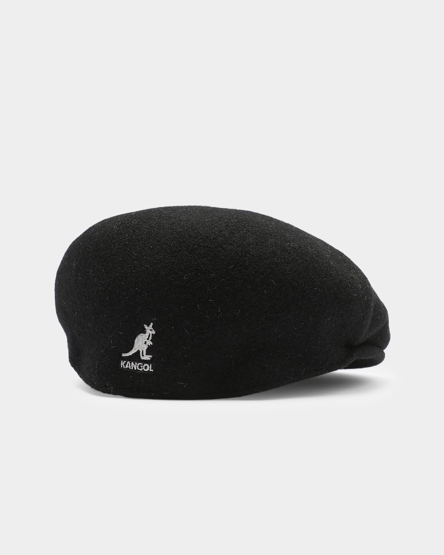 ブランド名Kangol性別Unisex(ユニセックス)商品名Kangol Wool 504 Cap BlackカラーBlackKangol Wool 504 Cap Blackは、時代を超えて愛され続けるKangolのアイコン的アイテムです。その洗練されたデザインと上質な素材は、あらゆるスタイルに品格と個性を添えます。 ■ 商品説明・スペック Kangol Wool 504 Cap Blackは、Kangolが誇る定番モデル「504 Cap」を、上質なウール素材で仕立てた逸品です。素材には厳選されたウールを100%使用しており、その特徴は多岐にわたります。 まず、ウールならではの高い保温性は、肌寒い季節でも頭部を心地良く暖かく包み込みます。それでいて、天然素材ならではの優れた通気性も兼ね備えているため、蒸れにくく快適な着用感を長時間維持することが可能です。 また、ウール特有のしなやかで柔らかな肌触りは、直接肌に触れる部分においても不快感を与えません。上品な光沢感は、キャップでありながらカジュアル過ぎず、大人の洗練された雰囲気を醸し出します。耐久性にも優れており、適切にお手入れいただくことで、長きにわたってその美しいフォルムと風合いをお楽しみいただけます。 デザイン面では、「504 Cap」の象徴的なフラットなつばと、頭部に吸い付くような美しいカーブが特徴です。Kangolのアイコンであるカンガルーロゴは、キャップのバックサイドに控えめに、かつしっかりと刺繍されており、ブランドのアイデンティティをさりげなく主張します。カラーはどんなスタイルにも馴染む普遍的なBlackを採用。その深みのあるブラックは、コーディネート全体を引き締め、上品な印象を与えます。Kangol Wool 504 Cap Blackは、S、M、L、XLといった幅広いサイズ展開があり、様々な頭囲の方にフィットするよう設計されています。 ■ ブランド「Kangol」の特徴・歴史・こだわり Kangolは、1938年にジャック・スプライレゲンがイギリスで創業した帽子ブランドです。その名は、Cashmere（カシミア）、Angora（アンゴラ）、Wool（ウール）の素材名を組み合わせた造語に由来しており、創業当初から高品質な素材へのこだわりを強く持っていました。 ブランドの歴史は、第二次世界大戦中にイギリス軍のベレー帽を製造したことから始まり、その機能性と耐久性は高く評価されました。戦後は、イギリスの著名なスポーツ選手やファッショニスタに愛用されるようになり、モッズカルチャーやビートルズといった時代のアイコンたちと共に、その名を世界に知らしめていきました。 そして1980年代には、ヒップホップカルチャーを象徴するアイテムとして定着し、数々の有名アーティストがKangolの帽子を着用。これにより、Kangolはストリートファッションの代名詞ともいえる存在へと昇華しました。普遍的でありながらも常に時代の先端を行くデザインは、今日まで多くの人々を魅了し続けています。 Kangolの製品には、長年の経験で培われた職人技と革新的な技術が息づいています。特に、縫い目のない「シームレスニット」製法は、頭部に快適にフィットし、美しいシルエットを保つためのKangol独自のこだわりです。Kangol Wool 504 Cap Blackは、その豊かな歴史とブランド哲学が凝縮された、まさにブランドを象徴するマスターピースと言えるでしょう。 ■ 利用シーン・シチュエーション Kangol Wool 504 Cap Blackは、そのシックなデザインと上質な素材感から、非常に幅広いシーンで活躍します。 普段使いとしては、休日のカジュアルな外出や、友人とのカフェでのひととき、あるいは散歩の際など、日常のあらゆる場面で頭部を彩り、さりげないおしゃれを演出します。特に肌寒い秋冬のシーズンには、防寒対策としてだけでなく、季節感を意識したスタイリングのアクセントとしても最適です。 ファッションアイテムとしては、ストリートシーンでの着用はもちろん、少しフォーマルな要素を取り入れたきれいめカジュアルにも見事にマッチします。音楽イベントやフェス、旅行先での着用など、アクティブなシーンでもKangol Wool 504 Cap Blackはあなたのスタイルを際立たせるでしょう。また、屋内においても、ヘアスタイルを気にせずにおしゃれを楽しみたい時や、シンプルな装いに個性を加えたい時に重宝します。その汎用性の高さは、一つ持っているとコーディネートの幅が格段に広がることを意味します。 ■ コーディネート・合わせ方の提案 Kangol Wool 504 Cap Blackは、その普遍的なデザインとカラーリングにより、多種多様なコーディネートに溶け込み、またはアクセントとして機能します。 カジュアルなスタイルには、シンプルなTシャツやスウェットシャツ、デニムパンツとの組み合わせが定番です。キャップが全体を引き締め、洗練された印象を与えます。アウターにはMA-1やデニムジャケット、コーチジャケットなどを合わせると、ストリートテイストが強調されます。 きれいめカジュアルを目指すなら、ボタンダウンシャツやタートルネックニットに、ウールのスラックスやチノパンを合わせ、Kangol Wool 504 Cap Blackをプラスしてみてください。キャップのカジュアルさが適度な抜け感を演出し、こなれた雰囲気を生み出します。ロングコートやステンカラーコートといったアウターとも好相性で、大人の上品さを損なわずに遊び心を加えることができます。 また、全身をモノトーンで統一したモードなスタイルにも、Kangol Wool 504 Cap Blackは絶妙なアクセントとなります。ブラックのワントーンコーデに深みと立体感を与え、洗練された印象を一層際立たせます。女性であれば、ワンピースやスカートスタイルにKangol Wool 504 Cap Blackを合わせることで、甘辛ミックスなスタイリングや、マニッシュな魅力が引き出されます。男女問わず、日常の装いに簡単に取り入れられ、ワンランク上のスタイリングを叶えるアイテムです。 ■ ターゲットユーザー・おすすめの人 Kangol Wool 504 Cap Blackは、以下のようなお客様に特におすすめしたいアイテムです。 ・**ファッションに敏感な方**：流行に左右されない普遍的なデザインでありながら、常にスタイルのアップデートを求める方にとって、Kangol Wool 504 Cap Blackはマストハブなアイテムとなるでしょう。 ・**Kangolブランドの愛好家**：Kangolの豊かな歴史とブランドストーリーに魅力を感じ、そのアイコン的アイテムを手に入れたいと願う方々にとって、まさに満足度の高い一品です。 ・**質の良い帽子を探している方**：安価なアイテムでは得られない、上質なウール素材がもたらす快適な着用感と耐久性、そして洗練されたデザインを求める方。 ・**オールシーズン（特に秋冬）使えるキャップを求めている方**：ウール素材の高い機能性により、肌寒い季節でも暖かく、快適に着用できるキャップをお探しの方に最適です。 ・**個性を表現したい方**：定番アイテムでありながらも、Kangol Wool 504 Cap Blackを身につけることで、周囲とは※画像はイメージです