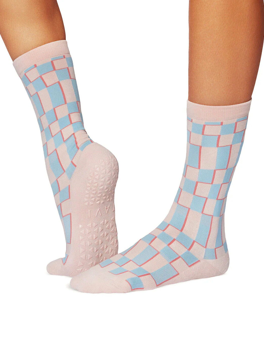 ブランド名Tavi商品名Tavi Jess Grip SocksカラーPoolside/Below FreezingTavi Jess Grip Socks 商品説明 Tavi Jess Grip Socks は、現代のアクティブなライフスタイルを送る方のために開発された、機能性とデザイン性を兼ね備えた高性能グリップソックスです。ピラティス、ヨガ、バレエ、バーエクササイズなど、多様なフィットネスシーンに対応するよう設計されており、お客様のパフォーマンスを最大限に引き出し、安全で快適なエクササイズをサポートします。このソックスは、足元の安定性を確保し、集中力を高めることで、あらゆる動きの質を向上させます。 【製品の特長】 ・卓越したグリップ力: Tavi Jess Grip Socks の最大の強みは、独自開発の「Grip Technology」による優れた滑り止め機能です。ソックスの裏面に戦略的に配置された高密度のグリップパターンが、スタジオの床やマット、自宅のフローリングなど、どのような表面でも足元を確実に捉え、滑りによる不安定さや転倒のリスクを大幅に軽減します。これにより、ポーズの保持や素早い動きにおける※画像はイメージです