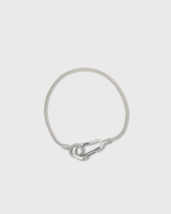 ブランド名MIKIA性別Unisex(ユニセックス)商品名MIKIA snake karabiner braceletカラーSilver■ MIKIA snake karabiner bracelet のご紹介 MIKIA snake karabiner bracelet は、ブランド MIKIA が手掛ける、洗練されたデザインと上質な素材が融合したアイコン的なブレスレットです。手元に確かな存在感を与えながらも、様々なスタイルに溶け込む汎用性の高さが魅力。このブレスレットの最大の特長は、独創的な蛇（snake）をモチーフにしたデザインと、実用性を兼ね備えたカラビナ（karabiner）式の留め具です。アクセサリーとしての美しさだけでなく、日々の装いにモダンかつ個性的なアクセントを加える逸品として、ファッションに敏感な方々から絶大な支持を得ています。 ■ 商品詳細・スペック MIKIA snake karabiner bracelet は、厳選された高品質な素材を使用し、熟練の職人の手によって一つ一つ丁寧に作り上げられています。繊細に表現されたスネークモチーフは、精巧なディテールが光り、まさに芸術品のような仕上がりを誇ります。そのしなやかな曲線美は、腕元に優雅かつ力強い印象を与えます。カラビナ式のクラスプは、デザインのアクセントとなるだけでなく、着脱のしやすさと確かなホールド感を両立させており、日常使いにおける機能性も追求されています。具体的な素材や詳細なサイズについては、商品ページにてご確認ください。多くの方の手首に美しくフィットするよう計算された設計で、快適な着用感を提供します。耐久性にも優れており、長くご愛用いただける品質を追求することで、お客様の満足度を高めます。 ■ ブランド MIKIA の世界観 MIKIA は、「旅」からインスピレーションを得たユニークなアクセサリーを展開するブランドです。世界各地で出会う自然の造形、異文化の美意識、そして歴史的な背景から着想を得て、そこに MIKIA 独自の感性を融合させることで、一つ一つのアイテムに深い物語と روح を吹き込みます。MIKIA の製品は、単なる装飾品ではなく、身に着ける人の個性を引き出し、日々の生活に彩りを与える存在となることを目指しています。伝統的な技法と現代的なデザインを巧みに融合させることで生まれる、タイムレスな美しさと、永く愛される品質への揺るぎないこだわりが MIKIA の哲学です。熟練の職人が一点ずつ手作業で仕上げることで、機械生産では決して得られない温かみと高いクオリティを実現しています。 ■ シーンを彩る MIKIA snake karabiner bracelet MIKIA snake karabiner bracelet は、その洗練されたデザインゆえに、ビジネスからカジュアル、そしてフォーマルな場まで、様々なシーンで活躍します。ビジネスシーンでは、シャツやジャケットの袖口からさりげなく覗かせ、知的な印象と個性を演出。カジュアルな日常使いでは、シンプルなTシャツやニットに合わせるだけで、ワンランク上の着こなしが完成します。また、パーティーや特別なディナーといったフォーマルな場では、上品でありながらも目を引く存在感を放ち、装いを一層引き立てます。季節を問わず、春夏秋冬それぞれのファッションに自然と馴染み、手元を華やかに彩ることでしょう。ジェンダーレスなデザインのため、男女問わず、多様なライフスタイルにフィットする普遍的な魅力を持ち合わせています。 ■ スタイリング提案 この MIKIA snake karabiner bracelet は、単体で着用するだけでも十分な存在感を発揮します。そのユニークなスネークモチーフとカラビナデザインが、手元に強い個性を与え、シンプルな服装に洗練されたアクセントを加えます。また、他のブレスレットや腕時計との重ね付けもおすすめです。例えば、シンプルなレザーブレスレットや華奢なチェーンブレスレットと組み合わせることで、より奥行きのあるスタイリングが楽しめます。シャツやブラウスのエレガントな装いにはもちろん、デニムやスウェットといったカジュアルなスタイルにも違和感なく溶け込み、ファッションの幅を広げます。洗練されたデザインは、どんなカラーリングの洋服にも合わせやすく、個性を際立たせながらも全体のバランスを崩しません。ユニセックスなデザインであるため、男性が身に着ければ力強くも洗練された印象を、女性が身に着ければクールでモダンな魅力を引き出します。 ■ こんな方におすすめ MIKIA snake karabiner bracelet は、個性的でありながらも洗練されたアクセサリーをお探しの方に最適です。日々の装いに上質な輝きと特別な意味を求める方、他とは一線を画すデザインで自己表現を楽しみたい方に心からお勧めいたします。また、品質にこだわり、長く愛用できる一生もののアクセサリーを探している方にも、その確かな作りとデザインの永続性にご満足いただけることでしょう。ユニセックスなデザインのため、パートナーとのペアアクセサリーとして、または大切な方への特別なギフトとしても非常に喜ばれる一品です。ファッションの感度が高い方、またはこれから自分のスタイルを確立したいと考えている方にとって、このブレスレットは強力な味方となり、自信と魅力を引き出すことでしょう。 ■ MIKIA snake karabiner bracelet がもたらす魅力 MIKIA snake karabiner bracelet を身に着けることは、単に手元を飾る以上の価値をもたらします。このブレスレットは、あなたの個性を際立たせ、日々の装いに自信と輝きを与えます。MIKIA の哲学が息づく上質なデザインと確かな品質は、長く愛用するほどにその魅力が増し、持ち主と共に時を刻みます。着けるたびに、その精巧なディテールやデザインの背景にあるストーリーを感じ、より一層愛着が湧くことでしょう。手元を見るたびに、洗練されたデザインがあなたの気分を高揚させ、日常生活に小さな喜びと刺激をもたらします。また、特別な日のギフトとしても、贈る側のセンスと受け取る側の喜びを深める、記憶に残る一品となるはずです。MIKIA snake karabiner bracelet は、あなたのライフスタイルに寄り添い、日々に特別な彩りをもたらす、かけがえのない存在となるでしょう。※画像はイメージです