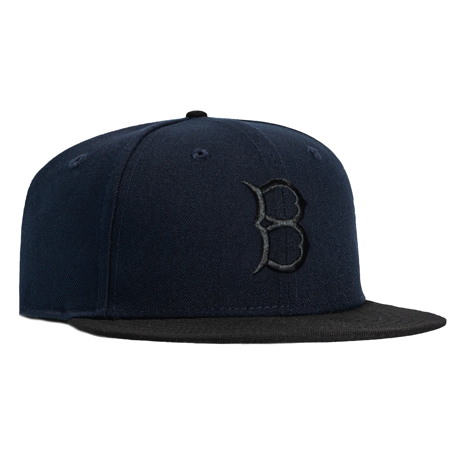ブランド名New Era性別Unisex(ユニセックス)商品名New Era 59Fifty ユニセックス Brooklyn Dodgers MLB キャップ Navy BlackカラーNavy/Black■ 【New Era 59Fifty Brooklyn Dodgers Hat - Navy, Black】商品詳細 ニューエラの象徴的なモデル「59Fifty」から、伝説のメジャーリーグベースボールチーム「ブルックリン・ドジャース」のデザインを纏ったキャップが登場いたしました。 洗練されたネイビーと定番のブラックの2色展開で、どちらのカラーも幅広いスタイルに溶け込み、着こなしを格上げする逸品です。 単なるヘッドウェアに留まらない、歴史と文化が息づくファッションアイテムとして、あなたのワードローブに新たな魅力を加えます。 ■ 商品説明・スペック ・モデル名: New Era 59Fifty ニューエラを代表するフィッテッドキャップであり、MLB（メジャーリーグベースボール）の公式オンフィールドキャップとして採用されていることでも知られる、まさにヘッドウェアの代名詞とも言えるモデルです。 頭の形に完璧にフィットする設計で、快適な着用感と美しいシルエットを提供します。 高いクラウンと平らなつば（フラットバイザー）が特徴で、ストリートファッションからカジュアルな装いまで、幅広いスタイルに対応する汎用性の高さが魅力です。 ・素材: 高品質ポリエステル 耐久性と快適性を兼ね備えた高品質なポリエステル素材を採用しています。 軽量でありながら型崩れしにくく、長時間の着用でもその美しいフォルムを保ちます。 また、通気性にも優れており、蒸れにくく快適な被り心地を実現します。 汗をかいても乾きやすい速乾性も持ち合わせているため、オールシーズンでご愛用いただけます。 ・デザイン: Brooklyn Dodgersロゴ フロントには、メジャーリーグの歴史に名を刻む「ブルックリン・ドジャース」の象徴的なロゴが精巧な刺繍で施されています。 サイドにはニューエラのシグネチャーロゴ、バックにはMLBの公式ロゴがそれぞれ丁寧に刺繍されており、細部にわたるこだわりが感じられます。 ネイビーとブラックのボディカラーは、ドジャースの伝統的なイメージを踏襲しつつ、モダンなスタイルにも合わせやすいカラーリングです。 ・サイズ: フィッテッドサイズ展開 頭周りに合わせて選べる豊富なフィッテッドサイズ展開が特徴です。 お客様ご自身の頭のサイズにぴったりのキャップをお選びいただくことで、最高のフィット感と美しい着用シルエットをお楽しみいただけます。 ■ ブランドの特徴・歴史・こだわり ・New Era（ニューエラ） 1920年にアメリカ・ニューヨーク州バッファローで創業したニューエラは、100年以上の歴史を持つ世界最大級のヘッドウェアブランドです。 「ファッションは頭から」という信念のもと、常に最高の品質とデザインを追求してきました。 MLBの公式キャップサプライヤーとしての地位を確立し、その機能性とデザイン性はプロアスリートだけでなく、アーティストやファッショニスタからも絶大な支持を得ています。 単なるスポーツウェアの枠を超え、ストリートカルチャーやファッションシーンにおいて欠かせない存在となっています。 熟練の職人による精緻な製造工程と、革新的な素材・技術への飽くなき探求が、ニューエラの製品一つ一つに息づいています。 ・Brooklyn Dodgers（ブルックリン・ドジャース） かつてアメリカ・ブルックリンに本拠地を置いていたメジャーリーグの伝説的な球団です。 人種差別を撤廃したジャッキー・ロビンソン選手が活躍したチームとしても知られ、その歴史は単なる野球チームの枠を超え、アメリカ社会の文化や歴史に大きな影響を与えました。 現在も多くのファンに愛され続けるそのロゴは、勝利と革新、そして古き良きアメリカの象徴として、強いメッセージを放ち続けています。 このキャップを被ることは、単にファッションを楽しむだけでなく、その歴史とスピリットを身につけることでもあります。 ■ 利用シーン・シチュエーション ・日常のカジュアルスタイル: Tシャツやデニム、スウェットパンツといったラフな装いに合わせるだけで、洗練されたストリート感を演出します。 ・スポーツ観戦やイベント: 野球観戦はもちろん、音楽フェスやアウトドアイベントなど、活動的なシーンでの日差し対策とファッションアイテムとして活躍します。 ・タウンユースや旅行: 街歩きや観光の際に、顔周りを引き締め、こなれた雰囲気をプラスします。 また、日焼け対策としても効果的です。 ・ストリートファッション: ワイドシルエットのトップスやボトムス、スニーカーと組み合わせることで、旬のストリートスタイルを完成させます。 ・ギフトとして: 野球好き、キャップ好きの友人や家族へのプレゼントとしても大変喜ばれることでしょう。 ■ コーディネート・合わせ方の提案 ・ネイビーカラー: 定番の白Tシャツにデニムを合わせたカジュアルスタイルにネイビーのキャップをプラスすることで、爽やかさと知的な印象を与えます。 チノパンやカーゴパンツとも相性が良く、大人のカジュアルスタイルを演出できます。 また、同系色のネイビーのパーカーやジャケットと合わせれば、統一感のあるワントーンコーデも楽しめます。 ・ブラックカラー: 無地のスウェットやパーカー、MA-1といったアウターと組み合わせることで、クールで都会的なストリートスタイルが完成します。 きれいめなシャツやジャケットの「外し」アイテムとして取り入れることで、程よい抜け感を演出し、こなれた雰囲気に仕上げることも可能です。 モノトーンコーデにブラックのキャップを合わせれば、シックでモードな印象を高めることができます。 ・ユニセックスなアイテムとして: 男女問わず着用できるデザインですので、カップルやご夫婦でお揃いにするのもおすすめです。 ■ ターゲットユーザー・おすすめの人 ・New Eraのファンの方: 59Fiftyモデルの快適なフィット感と普遍的なデザインを愛する方。 ・MLB、特にブルックリン・ドジャースの歴史やチームスピリットに魅力を感じる方。 ・ファッション感度が高く、ストリートスタイルやカジュアルファッションを好む方。 ・高品質で長く愛用できるヘッドウェアをお探しの方。 ・シンプルながらも個性やストーリー性のあるアイテムを求める方。 ・大切な方へのプレゼント選びで、センスの良いギフトをお探しの方。 ■ 購入者へのメリット・魅力 ・本物の品質と信頼性: MLB公式キャップと同じ製法と素材で作られており、ニューエラが培ってきた最高の品質と耐久性を実感いただけます。 ・普遍的でタイムレスなデザイン: 流行に左右されないクラシックなデザインは、何年経っても色褪せることなく、あなたのスタイルに寄り添い続けます。 ・歴史と文化を身につける喜び: ブルックリン・ドジャースの豊かな歴史と伝説的なストーリーを、ファッションの一部として日常に取り入れることができます。 ・高い汎用性: カジュアルからきれいめまで、幅広いコーディネートに対応する汎用性の高さが魅力です。 日々のスタイリングの幅を広げ、新たな発見を提供します。 ・快適な着用感: フィッテッドサイズによる完璧なフィット感と、高品質素材による通気性・快適性は、長時間の着用でもストレスを感じさせません。 ・自己表現のツール: あなたの個性や趣味、ファッションへのこだわりを表現する、力強いアクセントとなることでしょう。 New Era 59Fifty Brooklyn Dodgers Hatは、単なるキャップではなく、スタイル、歴史、そして品質が融合した特別なアイテムです。 この機会にぜひ、あなたのワードローブにお迎えください。検索キーワード: New Era ニューエラ※画像はイメージです