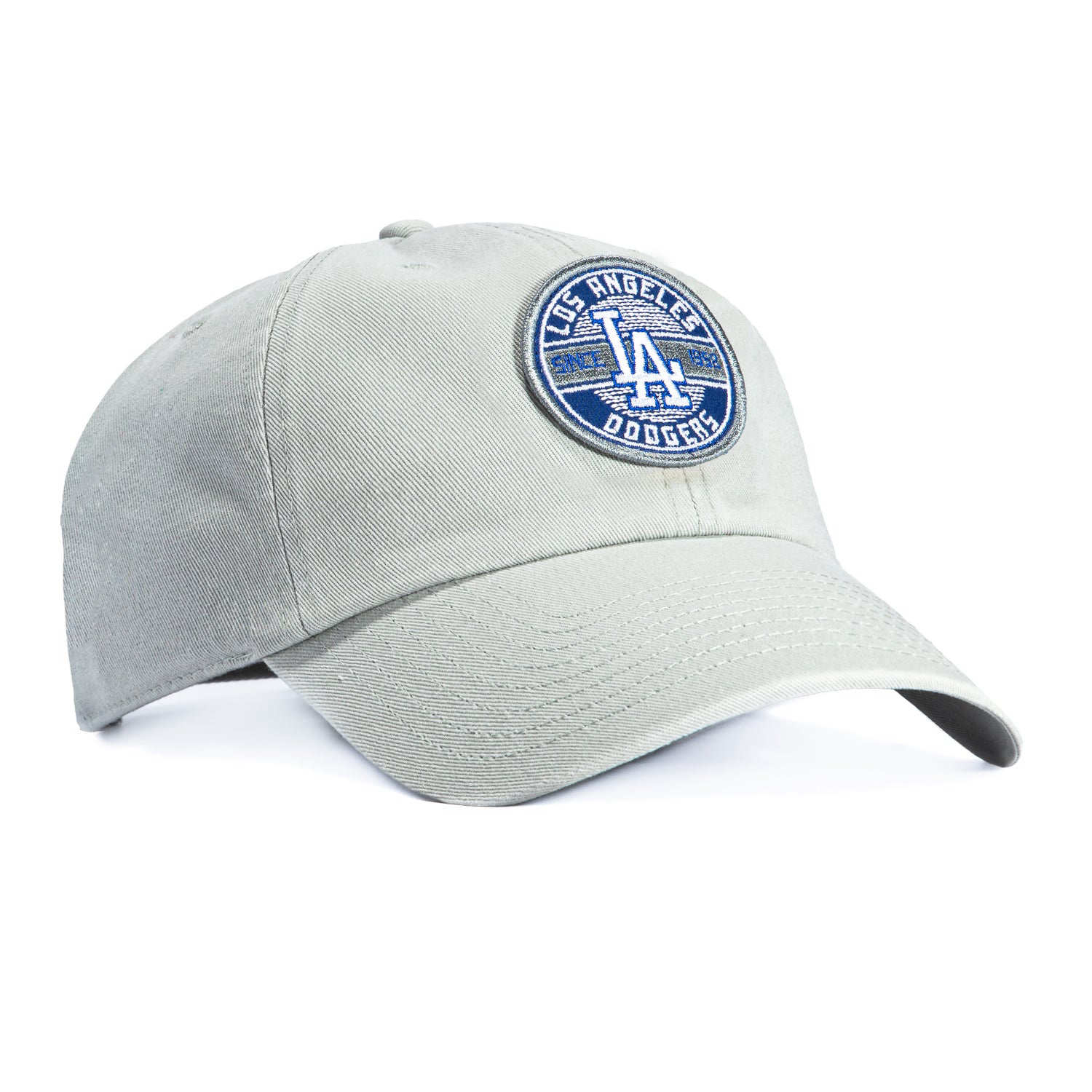 ブランド名47 Brand性別Unisex(ユニセックス)商品名47 Brand Cleanup Los Angeles Dodgers ユニセックス ストラップバックキャップ グレーカラーGrey■ 47 Brand Cleanup Los Angeles Dodgers Circle Est. 1958 Patch Strapback Hat - Grey ■ 商品説明 この度ご紹介いたしますのは、メジャーリーグベースボール（MLB）の歴史と伝統を象徴する、特別なアイテムでございます。47 Brand（フォーティーセブンブランド）が手掛ける「Cleanup Los Angeles Dodgers Circle Est. 1958 Patch Strapback Hat - Grey」は、ロサンゼルス・ドジャースの熱狂的なファンはもちろん、上質なキャップを求めるすべての方々にご満足いただける逸品です。ブランドのアイコンモデルである「Cleanup」をベースに、ドジャースがロサンゼルスに移転した1958年を記念するパッチが施された、歴史とスタイルが融合したデザインとなっております。普段使いからスポーツ観戦、アウトドアシーンまで、あらゆる場面で洗練されたカジュアルスタイルを演出いたします。 ■ スペック詳細 お客様にご満足いただくため、本製品の詳細なスペックについてご案内いたします。 → **素材の品質**: ・本体には、厳選された上質なコットンツイル素材が採用されております。肌触りが良く、快適な着用感を提供するとともに、通気性にも優れているため、オールシーズン快適にお使いいただけます。また、丈夫で耐久性があるため、長くご愛用いただける品質を誇ります。 → **サイズとフィット感**: ・本製品は「Strapback Hat（ストラップバックハット）」モデルであり、後部に備えられたアジャスタブルストラップによって、サイズの微調整が可能でございます。これにより、ほとんどの頭囲の方にフィットし、ご自身の頭の形に合わせて最適な被り心地を実現できます。締め付けすぎず、しかししっかりとフィットする、理想的な着用感をお楽しみいただけます。 → **デザインの特徴**: ・**カラー**: 上品で洗練された「Grey（グレー）」は、どのような服装にも合わせやすく、落ち着いた大人の雰囲気を演出します。カジュアルながらも品格を損なわない、絶妙な色合いでございます。 ・**フロントパッチ**: キャップのフロント部分には、ロサンゼルス・ドジャースがニューヨークからロサンゼルスに本拠地を移転した「Est. 1958」の文字をあしらった「Circle Patch（サークルパッチ）」が精巧な刺繍で施されております。このパッチは、ドジャースの豊かな歴史と伝統を称え、ファンの誇りを表現するシンボルとなっております。細部にまでこだわった刺繍は、本物のクオリティを物語ります。 ・**47 Brand Cleanupモデル**: 「Cleanup」は47 Brandのベストセラーモデルの一つであり、特徴としては、やや浅めのクラウンと、使い古されたような自然なカーブを描くバイザーが挙げられます。この絶妙なバランスが、ヴィンテージ感と現代的なスタイルを両立させ、どんな方にも馴染みやすいシルエットを生み出しています。 → **機能性**: ・**快適な被り心地**: 高品質なコットン素材と調整可能なストラップバックにより、長時間着用してもストレスを感じにくい設計です。 ・**日よけ効果**: カーブしたバイザーは、強い日差しから顔や目を守り、屋外での活動時に役立ちます。 ・**通気性**: コットン素材は優れた通気性を持ち、汗をかいても蒸れにくいのが特徴です。 ■ ブランド「47 Brand」の魅力 47 Brandは、1947年にイタリア移民の双子の兄弟、アーサーとヘンリー・ディアンジェロによって設立された、アメリカを代表するスポーツライフスタイルブランドです。彼らはボストンでスポーツライセンス商品を販売する露店からスタートし、情熱と努力、そして品質へのこだわりを持って事業を拡大してきました。今日では、MLB（メジャーリーグベースボール）をはじめ、NFL、NBA、NHL、NCAAなど、数多くのアメリカ主要スポーツリーグの公式ライセンスアパレルおよびヘッドウェアを手掛けています。 47 Brandの製品は、その洗練されたデザイン、高品質な素材、そして卓越したクラフトマンシップによって世界中で高く評価されています。特に、ヴィンテージ感あふれる独特の風合いは、単なるスポーツグッズの枠を超え、ファッションアイテムとして多くの人々を魅了し続けています。本製品も、そのブランド哲学が凝縮された一品であり、本物のスポーツスピリットとファッション性を兼ね備えています。 ■ 利用シーン・シチュエーション この「47 Brand Cleanup Los Angeles Dodgers Circle Est. 1958 Patch Strapback Hat - Grey」は、多岐にわたるシーンで活躍する汎用性の高いアイテムです。 ・**スポーツ観戦**: ロサンゼルス・ドジャースの試合観戦はもちろん、友人との野球談義やスポーツバーでの応援にも最適です。チームへの愛情をスタイリッシュに表現できます。 ・**カジュアルな普段使い**: デイリーユースにぴったりのキャップです。買い物、カフェ巡り、散歩など、何気ない日常にMLBの雰囲気をプラスします。 ・**アウトドア活動**: 公園でのピクニック、友人とのバーベキュー、軽いハイキング、フェスティバル参加時など、屋外での活動時に日差しから守りながら、ファッションのアクセントとしても機能します。 ・**旅行・ドライブ**: 長時間の移動や観光中も、快適な被り心地でストレスフリー。写真映えもするため、思い出作りのアイテムとしても活躍します。 ・**ストリートファッション**: 洗練されたグレーカラーとドジャースのパッチデザインは、ストリート系ファッションのアクセントとしても抜群の存在感を発揮します。 ■ コーディネートの提案 グレーカラーのキャップは、どんな色とも相性が良く、コーディネートの幅を広げてくれます。いくつかスタイリング例をご提案いたします。 → **カジュアルスタイル**: ・Tシャツ、デニムパンツ、スニーカーといった定番のカジュアルルックに合わせれば、シンプルながらもこなれた印象に。グレーのキャップが全体のトーンを落ち着かせ、洗練された大人のカジュアルを演出します。 → **スポーツミックス**: ・パーカーやスウェットシャツ、トラックパンツといったスポーツアイテムと組み合わせれば、トレンド感のあるアスレジャースタイルが完成します。ジムへの行き帰りやアクティブな休日にも最適です。 → **きれいめカジュアルの外し**: ・オックスフォードシャツやシンプルなジャケット、チノパンといったきれいめなアイテムにあえてキャップを合わせることで、適度な抜け感をプラス。堅苦しくなりすぎず、遊び心のあるスタイルが楽しめます。 → **季節感を取り入れて**: ・春夏は白Tシャツやリネンシャツと、秋冬はニットやフリースと組み合わせることで、シーズンごとの着こなしをお楽しみいただけます。オールシーズン対応の万能アイテムです。 ■ ターゲットユーザー・おすすめの人 このような方々に、特に本製品をおすすめいたします。 ・**ロサンゼルス・ドジャースの熱烈なファン**: チームへの情熱を日常的に表現したい方。 ・**MLBグッズのコレクター**: 公式ライセンス製品ならではの本格的なアイテムをコレクションに加えたい方。 ・**47 Brandのファン**: ブランドの品質とデザインに信頼を寄せる方。 ・**ストリートファッションやアメカジスタイルを好む方**: 普段のコーディネートにスポーツテイストを取り入れたい方。 ・**シンプルながらも個性的なアイテムを探している方**: 上品なグレーと歴史的なパッチデザインが、さりげない個性を演出します。 ・**ギフトをお探しの方**: 野球好きの友人や家族へのプレゼントとして、喜ばれること間違いなしです。 ■ 購入者へのメリット・魅力 本製品をお選びいただくことで、お客様には数多くのメリットがございます。 → **本物の品質とデザイン**: 47 BrandはMLBの公式ライセンスパートナーであり、本製品はロサンゼルス・ドジャースの正式なデザインと、ブランドが培ってきた確かな品質が保証されております。模倣品では味わえない、本物の価値と満足感を提供いたします。 → **快適な着用感**: 上質なコットンツイル素材と、あらゆる頭囲に対応する調整可能なストラップバックデザインにより、一日中快適に着用いただけます。頭にフィットする理想的な被り心地は、日常のストレスを軽減します。 → **幅広いシーンでの活躍**: カジュアルな日常使いから、スポーツ観戦、アウトドア、旅行など、様々なシーンで活躍する汎用性の高さが魅力です。どのような場面でもお客様のスタイルを格上げいたします。 → **スタイリングの幅を広げる**: どんな服装にも自然に溶け込む上品なグレーカラーは、お客様のコーディネートの幅を大きく広げます。手持ちのアイテムと組み合わせやすく、新しいスタイルの発見に繋がるでしょう。 → **ブランドの信頼性**: 長年の歴史と実績に裏打ちされた47 Brandの製品は、単なるファッションアイテムを超え、お客様のライフスタイルの一部として長く寄り添う存在となります。ブランドへの信頼が、長く愛用する喜びへと繋がります。 → **ドジャースへの愛着を表現**: ドジャースの歴史的な瞬間を祝う「Est. 1958 Patch」は、ファンにとって特別な意味を持つデザインです。このキャップを被ることで、チームへの深い愛着と誇りをスタイリッシュに表現することができます。 ■ まとめ 「47 Brand Cleanup Los Angeles Dodgers Circle Est. 1958 Patch Strapback Hat - Grey」は、品質、デザイン、快適性の全てにおいて、お客様にご満足いただける卓越したキャップでございます。ロサンゼルス・ドジャースの歴史と精神を纏い、洗練されたグレーカラーでどんなスタイルにもマッチします。ご自身へのご褒美として、また大切な方への贈り物として、この特別なアイテムをぜひお手に取ってみてください。お客様の日常をより豊かに彩る一品となることをお約束いたします。※画像はイメージです