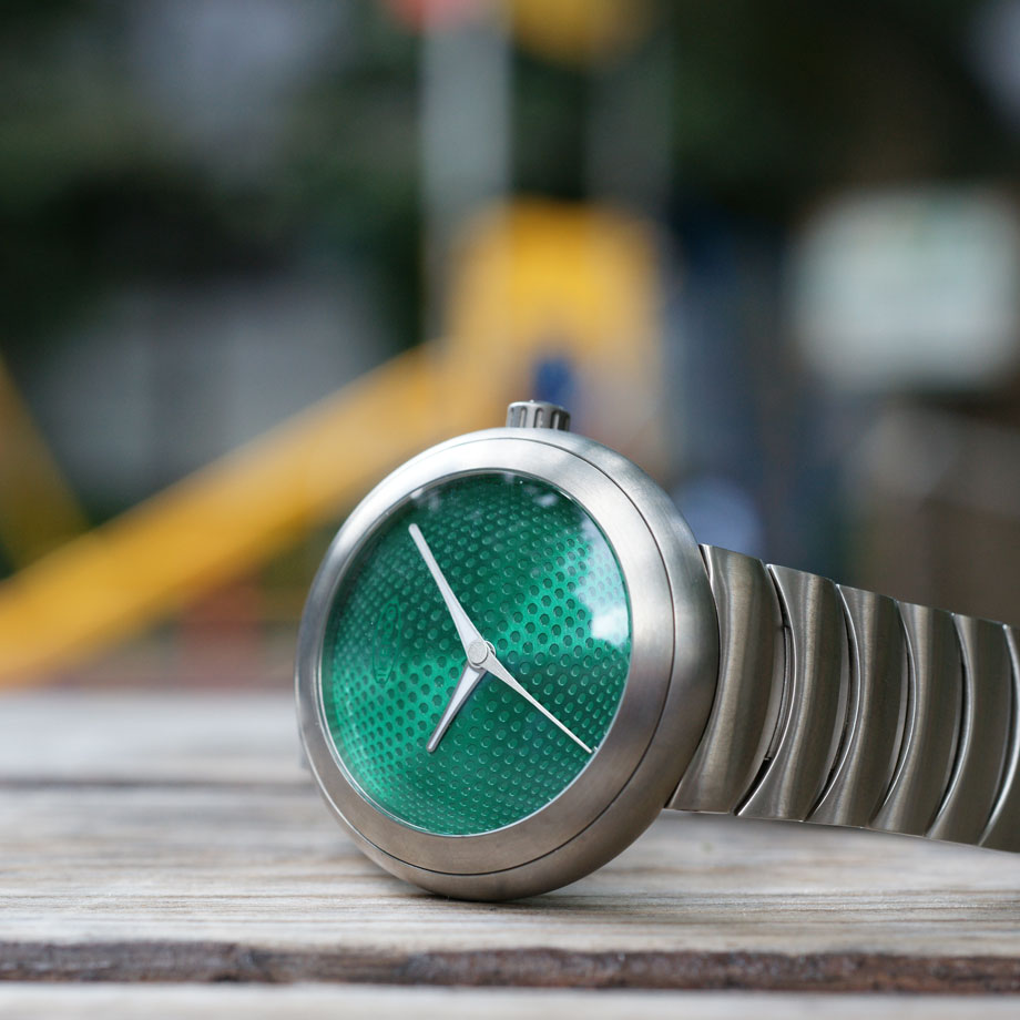 【正規代理店】IKEPOD アイクポッド HOROPOD Neom ホロポッド 防水 腕時計 メンズ IPHO03TITL チタン シルバー グリーン 緑 ブラック 黒 シリコンベルト シースルーバック　雑誌掲載