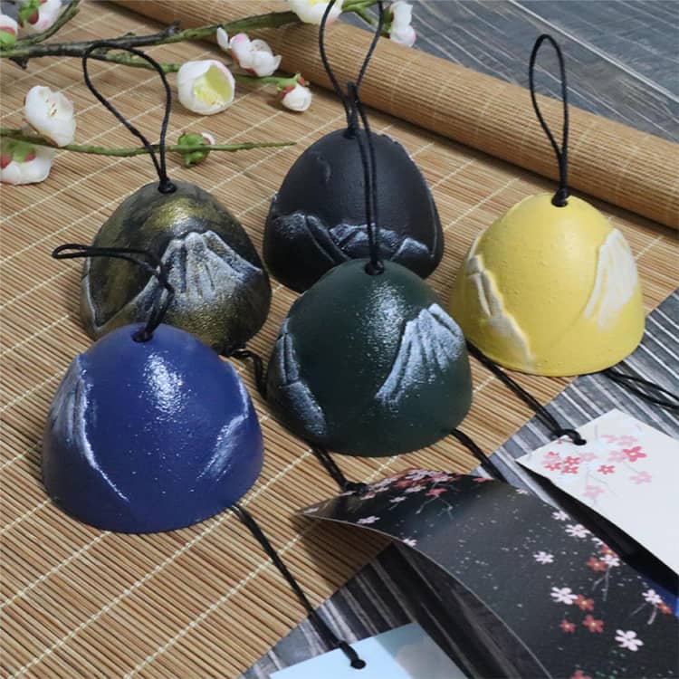 七夕 癒し音色 真鍮風鈴 ギフトにも最適 鉄器 清涼 風鈴 人気プレゼント 涼しい ウィンドチャイム 夏の風物詩 室内外 お中元 和風 夏祭り お盆 花火大会 耐久 お中元 江戸風鈴 ベランダ 玄関 庭先 窓辺 風鈴 飾り 厄除け 松の実 釣鐘 [2]