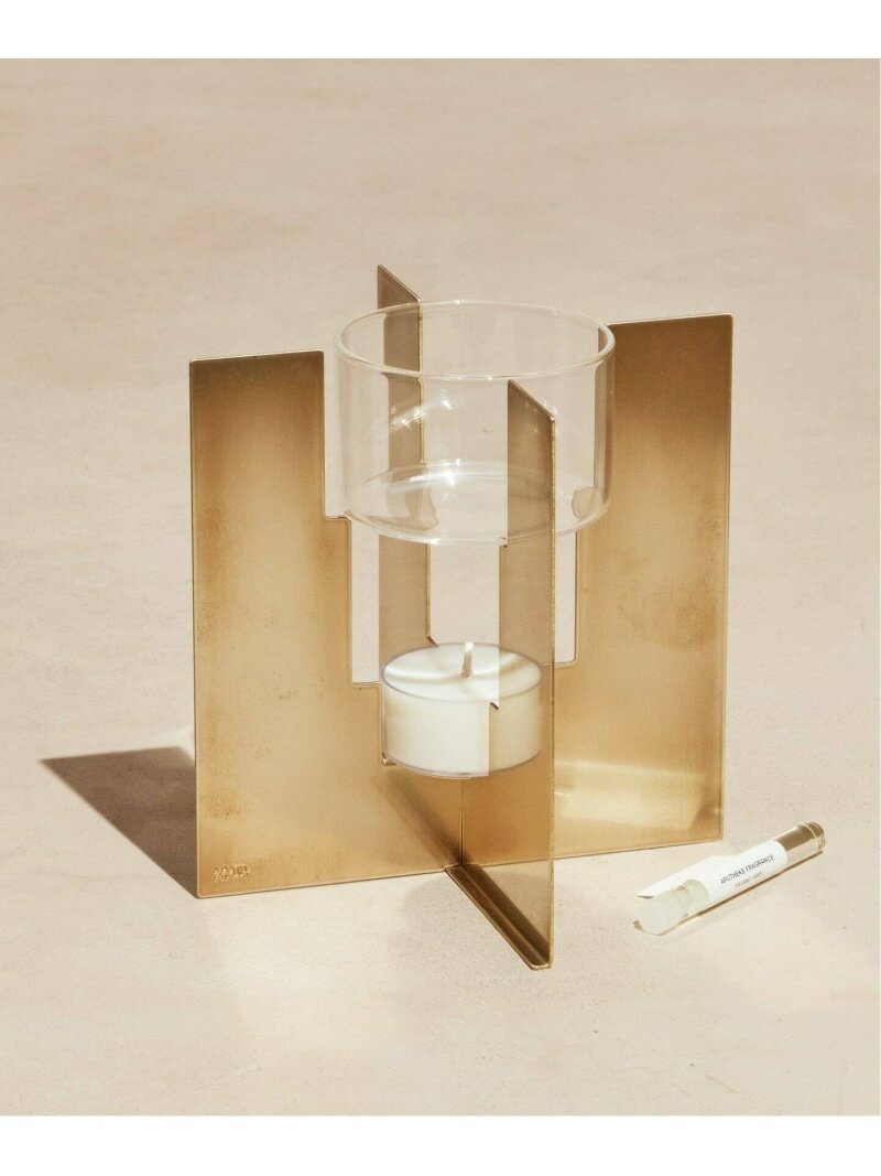 journal standard Furniture（ジャーナルスタンダードファニチャー）★【APOTHEKE FRAGRANCE/アポテーケフレグランス】フレグランス オイルバーナーBP.(bptokyo.com)と共同制作したフレグランスオイルバーナーです。ティーライトキャンドルの火でグラスがあたたまると、フレグランスオイルが揮発し香りが広がります。サンプルのフレグランスオイルが付属します。香り：BURBS(バーブス)ダグラスファー、シダーウッド、サンダルウッドなど木々の香りに、ナツメグを効かせたウッディー・グリーン調の香り。【同梱品】・金属製台座2枚・耐熱グラス*1個・ティーライトキャンドル1個・フレグランスオイルBURBS1本*國府田商店株式会社が販売するBOROSILVISIONKATORIESMALL(KS)を使用しております。【生産国】日本【素材】台座(BrassStainless)/耐熱グラス/ティーライトキャンドル（ソイワックス製）【燃焼時間】約4時間【使用方法】台座を組み立て、キャンドルを下段、グラスを上段にセットします。グラスに水を60ー80ml注ぎ、フレグランスオイルまたはお好みの精油を5ー6滴垂らします。キャンドルに火をつけ、香りと灯りをお楽しみください。型番：24024972000270-999-999 KV3417【採寸】サイズ高さ直径フリー46.5商品のサイズについて【商品詳細】日本サイズ：フリー※画面上と実物では多少色具合が異なって見える場合もございます。ご了承ください。商品のカラーについて 【予約商品について】 ※「先行予約販売中」「予約販売中」をご注文の際は予約商品についてをご確認ください。■重要なお知らせ※ 当店では、ギフト配送サービス及びラッピングサービスを行っておりません。ご注文者様とお届け先が違う場合でも、タグ（値札）付「納品書 兼 返品連絡票」同梱の状態でお送り致しますのでご了承ください。 ラッピング・ギフト配送について※ 2点以上ご購入の場合、全ての商品が揃い次第一括でのお届けとなります。お届け予定日の異なる商品をお買い上げの場合はご注意下さい。お急ぎの商品がございましたら分けてご購入いただきますようお願い致します。発送について ※ 買い物カートに入れるだけでは在庫確保されませんのでお早めに購入手続きをしてください。当店では在庫を複数サイトで共有しているため、同時にご注文があった場合、売切れとなってしまう事がございます。お手数ですが、ご注文後に当店からお送りする「ご注文内容の確認メール」をご確認ください。ご注文の確定について ※ Rakuten Fashionの商品ページに記載しているメーカー希望小売価格は、楽天市場「商品価格ナビ」に登録されている価格に準じています。 商品の価格についてjournal standard Furniturejournal standard Furnitureのディフューザー・お香・アロマオイル・キャンドルインテリア・生活雑貨ご注文・お届けについて発送ガイドラッピンググッズ3,980円以上送料無料ご利用ガイド