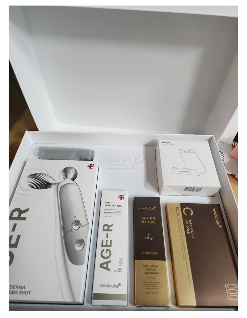 JOYANCE-Mの【MEDICUBE】AGE-R スペシャル ギフト セット/AGE-R Special Gift Set/メディキューブ/DERMA EMS SHOT+Booster Gel+Cradle+Deep Peptide Eye Cream+Deep Vita C Ampoule/弾力ケア/ケアデバイス/エステで/表情筋ケア｜アングル3