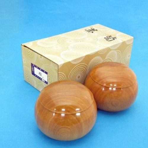 囲碁 高級手作木製碁笥 欅（けやき）極上 特大36号 伝統工芸士作 作者の銘入り手作り木製碁笥　欅（けやき）極上　特大36号手作りの工芸品の碁笥にはまろやかさと言うか、一種独特の味わいがあります。ここに取扱う手造りの碁笥は極上物です。それに準ずる商品は上物と明記して出品しています。極上物と上物の区別は木目の癖やその出来栄えから碁笥師が識別するものです。ケヤキは、木目が細かく、材質が固く　実用性、耐久性ともに優れているのが特徴です。碁笥の蓋には玉端が施され碁笥の底には作者懐志さんの銘がはいっています。 蛤碁石は36号、硬質ガラス碁石は松まで収納できます