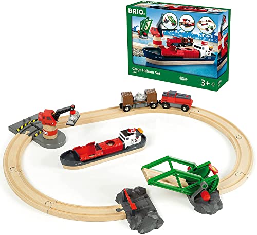 【BRIO WORLD】列車もお船も大好き! そんなお子様におすすめです。【リフト&ロード】コンテナ船やクレーン、ハーバーブリッジ、電動車両などが入ったセットです。船の中の荷物をクレーンで運び出し、ワゴンに積んでください。船が港を出るときは橋を上げましょう。ブリオで遊んでいると子どもたちの創造力を刺激し、論理的な思考と運動能力を育みます。【船と列車で荷物を運ぼう】列車と船が入ったレールセットです。コンテナ船で運んだ荷物を、クレーンを使って貨物列車に乗せ換えよう。赤い先頭車両は電動で天井の前部を押すと動き、止める時も同様に天井前部を下に押しましょう。船が出港するときは、橋のダイヤルを回して跳ね橋を上げましょう。【セット内容】電動車両×1、手動車両×1、船×1、クレーン×1、他 (全16ピース)【対象年齢】3歳以上【対象性別】男女共用【電池種別】単3×1本 (別売り)【サイズ】レイアウトサイズ:W510xD600mm / パッケージサイズ:W365xD120xH270mm【BRIOのおもちゃ】ブリオは1884年に創立されたスウェーデン王室御用達の木製おもちゃブランドで、世界中で親しまれています。ブリオの玩具は知育玩具であると同時に遊びながら楽しい想像力を無限器かきたてるおもちゃで何世代にもわたってお楽しいただけるよう丹念に作られています。ヨーロッパの基準より高い基準で試験を行い、FSC森林管理認証を受けた木材を使用しています。商品紹介 バッテリー式の列車でコンテナワゴンを引っ張ったり、クレーンで船の荷物を吊り上げたりできます。 ハーバーブリッジは赤いつまみで開閉できます。 安全警告 保護者のもとで遊ばせてください。 小さな部品を口に入れないでください。窒息などの危険があります。 誤飲の危険がありますので、3歳未満のお子様には絶対に与えないでください。 投げたり振り回す等、乱暴な遊び方をしないでください。 破損、変形など危険な箇所がある場合は使用しないでください。