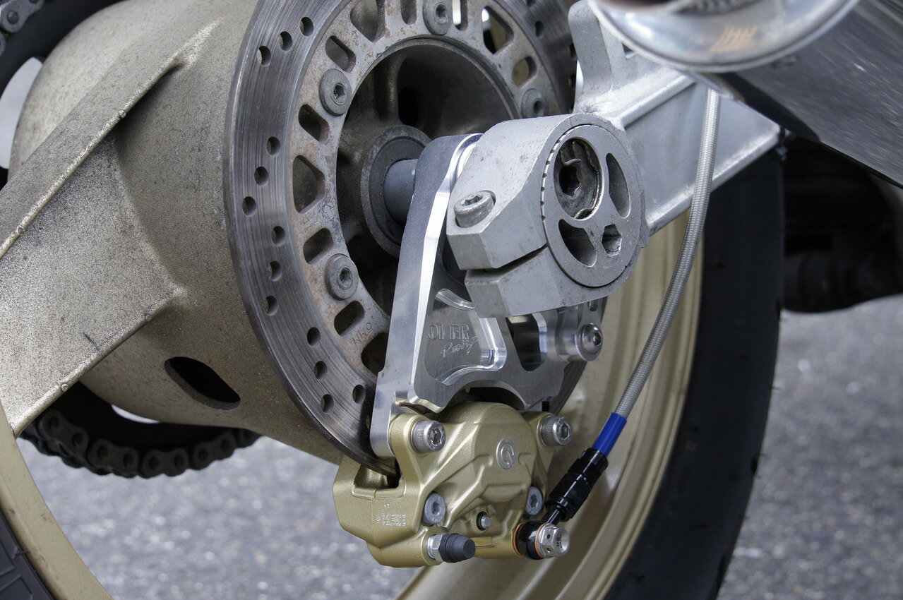 【在庫有】OVER Racing（オーヴァーレーシング）リアキャリパーサポート ブレンボ2P/カニ用　シルバー　83-78-21