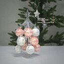 約20センチ・12枝のクリスマスツリーに、ハンドメイドの硝子製クリスマスボールを12個をセットしました。ボールは3.5センチと大き目サイズ。クリスマスシーズンに、ギフトにぴったりな一品。【ガラスボール・クリスマスパーツについて】ボールやパーツは1点ずつハンドメイドとなります。ガラスボールの表面にはペイントやラメなどで1点ずつ装飾をしております為、1点ずつ柄や色合い風合い、サイズが異なります。ラメは多少取れます。表面の色や装飾は、色抜けや違う色の混入、線などが生じます。【ガラスツリーについて】ハンドメイドです。枝の長さなど、特にサイズは異なり、気泡や白いや黒い小さな点が生じます。台の部分には、細かな線やカット部分に小さな亀裂が生じます。黒い点があります。(詳しくは掲載写真をご覧ください）【梱包について】ツリー本体と、ボールは出荷の際は箱の中で分けて梱包します。到着後、ボールをツリーの枝に掛けてお飾りください。 サイズ：全長約200mmH：ボール約35mmΦ(金具含まず）×12個 （詳細は写真をご覧ください） 素材：ソーダガラス ※ガラス製品は一つ一つ手作りのため、大きさ・形など写真と多少異なる場合がございます。ご了承ください。