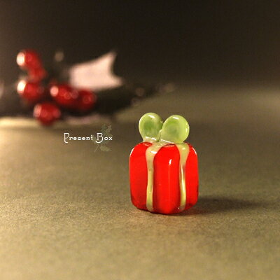 ＜ガラス細工　ミニチュアガラス　クリスマス小物　プレゼント　置物＞プレゼントボックス・レッド＜ミニチュア小物　ガラス細工＞＜ガラス細工　ファニチャー＞【ギフト　プレゼント　ラッピング】のサムネイル