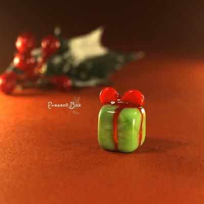 ＜ガラス細工　ミニチュアガラス　クリスマス小物　プレゼント　置物＞プレゼントボックス・グリーン＜ミニチュア小物　ガラス細工＞＜ガラス細工　ファニチャー＞【ギフト　プレゼント　ラッピング】のサムネイル