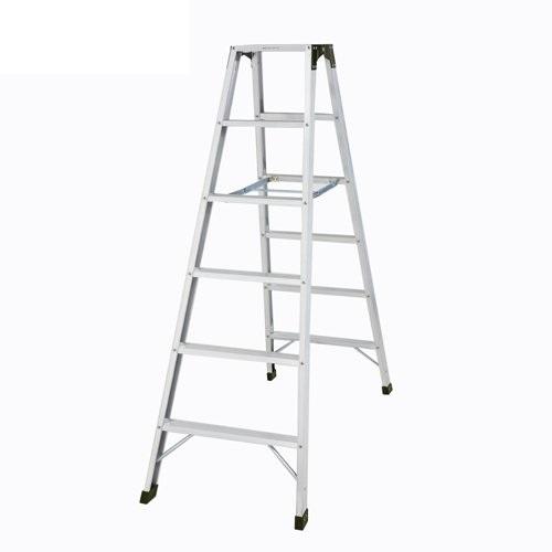 &nbsp;メーカー&nbsp;長谷川工業(Hasegawa)&nbsp;商品カテゴリ&nbsp;はしご・脚立＞脚立&nbsp;発送目安&nbsp;2日〜3日以内に発送予定（土日祝除）&nbsp;お支払方法&nbsp;銀行振込・クレジットカード&nbsp;送料&nbsp;送料無料(離島配送不可)&nbsp;特記事項&nbsp;&nbsp;その他&nbsp;※※※※※※※※※※※※※※※※※ 仕様 ※※※※※※※※※※※※※※※※※タイプ 強力型脚立天板高さ 1.8 m耐荷重 160 kg重量 10.6 kg材質 アルミコンパクト収納 ○収納サイズ 外寸：幅69×高さ199×奥行30 cm
