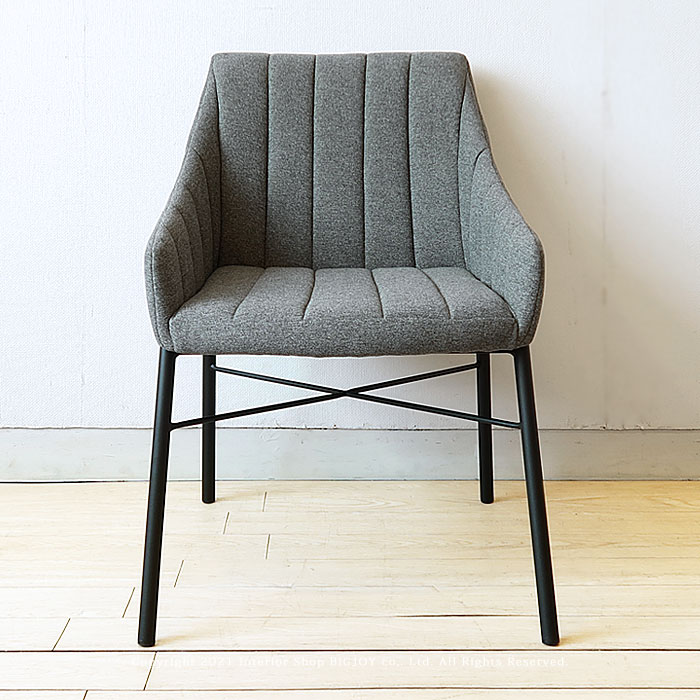 スチール脚のファブリックチェア グレー ダイニングシーンを素敵に彩るモダンデザインのダイニングチェア。 座面全体にキルティング加工が施されており、カフェテイストなダイニング作りにもぴったりなファブリックチェアです。ファブリックの色はグレーに...