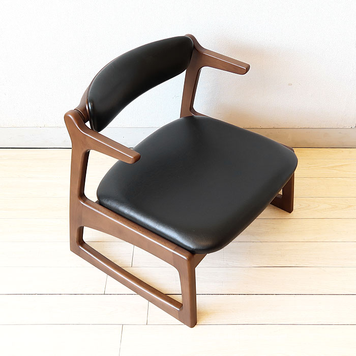 座椅子 ラウンジチェア リビングチェア 背もたれが回転して背中にフィット セミアームチェア 椅子 ビーチ材 ブラック色 PVCレザー張り 和モダン