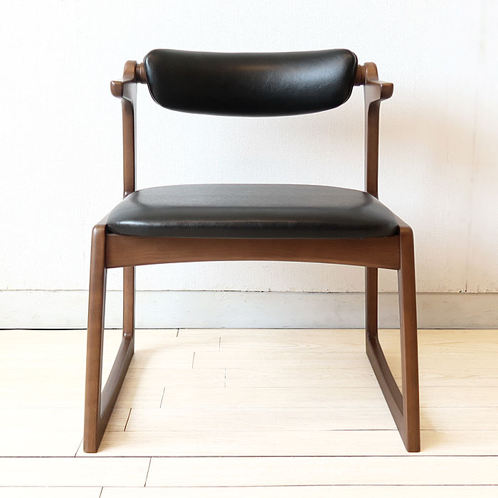 ダイニングチェア 背もたれが回転して背中にフィット セミアームチェア 椅子 ビーチ材 ブラック色 PVCレザー張り 和モダン [2]