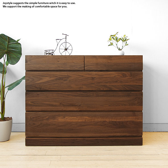 Walnut Wood Furniture／ローチェスト 105 # MEMO商品説明 ウォールナット無垢材を使用したシンプルなデザインの4段チェスト（幅105cm）。 前板にはウォールナット無垢材を、それ以外は突板を使用しており重厚な木目と、落ち着いた色合いを感じていただける高級感が魅力の収納家具です。 上段は左右の小引き出しになっていてタオルや下着類の収納に適しています。下段の大引き出しは幅も広く衣類もまとめて収納していただけます。 すべての引き出しはフルオープン仕様のスライドレール付きでスムーズな開閉ができます。使いやすさと高級感を追求したローチェストです。 素材はウォールナット材、ホワイトオーク材からお選び頂けます。 # DETAIL商品詳細 彫り込み取手引き出しの取手は内側に彫り込まれていて、使い勝手も良くすっきりした外観に。 スライドレール付き引き出し、衣類収納全ての引き出しはフルオープンレール仕様なのでスムーズに引き出すことができます。下段の大引き出し（3杯）は幅も広く衣類をまとめて収納できます。 ウォールナット天然木前板にはウォールナット無垢材を使用しており、重厚な木目と上品な色合いが魅力的な収納チェストです。 ランジェリーボックス右側小引き出しには下着類の整理整頓に便利なランジェリーボックスが付属しますので合わせてお使い下さい。 大引き出し、仕切り板下2段の大引き出しには可動式の間仕切りが付属します。 裏板、背面化粧チェストの背面にも化粧が施されているので間仕切り家具としてもご使用いただけます。 # PHOTOS商品写真 # COORDINATEコーディネート 幅105cmのものと幅120cmのチェストを2台並べたレイアウト写真です。 組み合わせることで幅225cmの大型のリビングボードとしても使用することができます。 # INFOMATION商品情報 サイズ幅1050×奥行445×高さ810mm 素材前板：ウォールナット/ホワイトオーク無垢材／天板・側板：ウォールナット/ホワイトオーク突板 塗装ウレタン塗装（F☆☆☆☆） 備考完成品生産国日本送料北海道・沖縄・一部地域・離島は別途料金がかかります 配送こちらの商品は開梱設置配達サービス（ヤマトホームコンビニエンス）での配送となります。 ※天然木を使用しているため節や白太、赤身などでる場合がございます。また生産時期や環境により、木目や色目が掲載写真と異なる場合がございますが予めご了承ください。 同じシリーズの商品はコチラ
