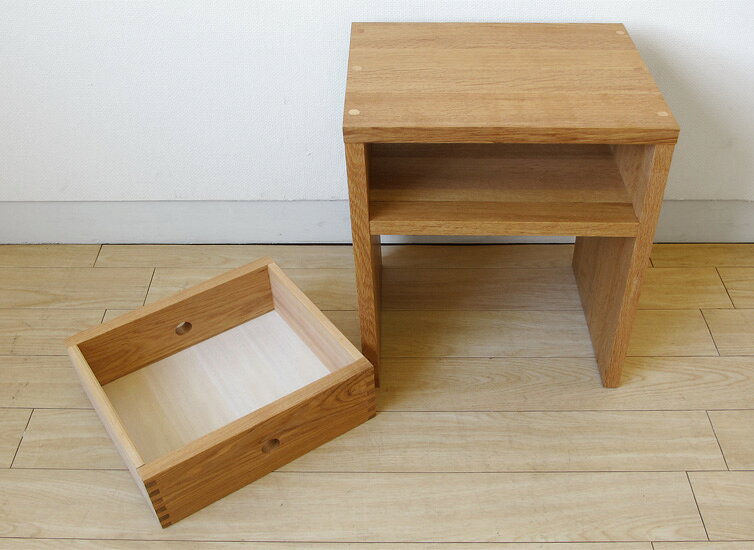 ナイトテーブル サイドテーブル 国産 日本製 ウォールナット オーク ハードメープル ブラックチェリー 無垢材 天然木 木製テーブル シンプルで使いやすい 引き出し付き [2]