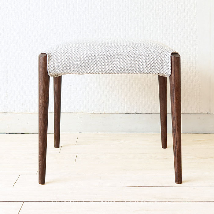 日進木工/NBS-407R(レッドオーク材)/NCS-407(ウォールナット材) スツール 布座 国産カラーオーダー対応 受注生産商品 ギフトにもオススメ 脚カット可能 カバーリング仕様