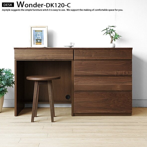 Walnut Wood Furniture／ユニットデスク 120 C # MEMO商品説明 ウォールナット材を使用したデスクと引き出し（大）ユニットを組み合わせた幅120cmのユニットデスク。 引き出しの取手は堀り込み式になっており、外観も良くデザインの一部になっています。 また用途に合わせて左右でユニットを自由に組み替えることができ、生活シーンに合わせたレイアウトでお使いいただける機能的な収納デスクです。 また、デスクユニットは天板と足元に配線孔が付いているのでパソコンやスタンドライト等のコードもスマートに配線でき実用的です。 # DETAIL商品詳細 シャープなエッジライン天板の縁と前板の上部は面取り加工が施されており、シャープなデザインに仕上がっています。 コードホール机の足元には配線用のコード孔があるのでパソコンやスタンドライトのコードもスマートに配線していただけます。 天板、サクリ加工天板の後側には配線孔があるのでデスクと壁の間に隙間が空いてなくてもコードを通すことができます。 スライドレール付き引き出しデスクの上部には小物類の収納に便利な引き出しが1杯付属しますので、合わせてお使い下さい。 スライドレール付き引き出し、衣類収納チェストユニット（大）は幅も広く、衣類などの収納にも適しています。すべてフルオープン仕様のレール付きで引き出しやすく使い勝手も良いです。 連結孔それぞれのユニットの側板には連結用のボルト穴が設けてあり、連結しない箇所は付属のキャップで穴を塞げます。 # PHOTOS商品画像 # OPTIONオプションミラー 同じシリーズの卓上ミラーをデスクの上に載せたレイアウト写真です。 幅120cmのドレッサーデスクとしてご使用いただけるオススメのコーディネートプランです。 # INFOMATION商品情報 サイズデスク：幅1200×奥行450×高さ705mm 素材表面材：ウォールナット無垢材・ウォールナット突板/天板：ウォールナット突板/側板：化粧合板/引き出し：桐材・桐合板 塗装ウレタン塗装（F☆☆☆☆） 備考【チェストユニット（大）】 引き出し内寸：1段目：幅510×奥行375×高さ45mm/2・3段目：幅510×奥行375×高さ100mm/4段目：幅510×奥行375×高さ145mm 天板取付 生産国日本 送料北海道・沖縄・一部地域・離島は別途料金がかかります 配送こちらの商品は開梱設置配達サービス（ヤマトホームコンビニエンス）での配送となります。 同じシリーズの商品はコチラ