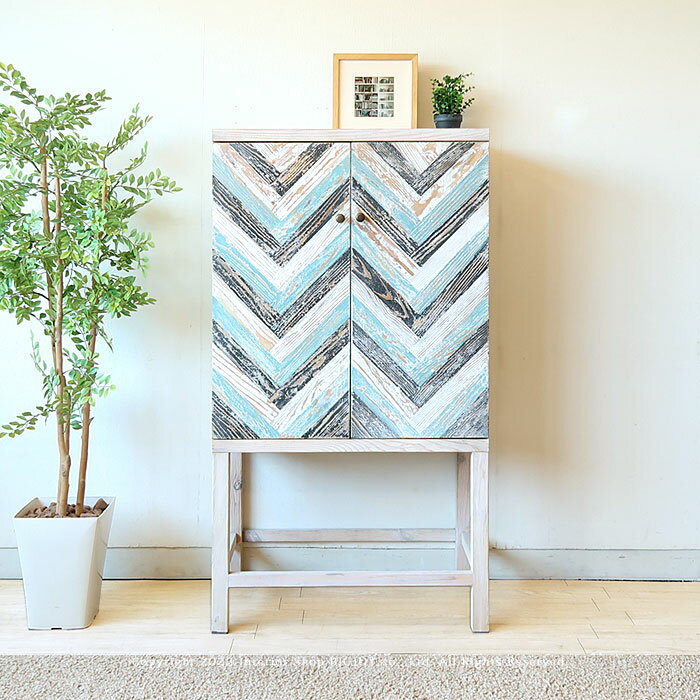 アウトレット展示品処分 サイドボード キャビネット 開梱設置配送 幅75cm 高さ135cm オールドパイン材を使ったヘリングボーン柄の前板デザイン インダストリアル 西海岸風 アンティーク 古材