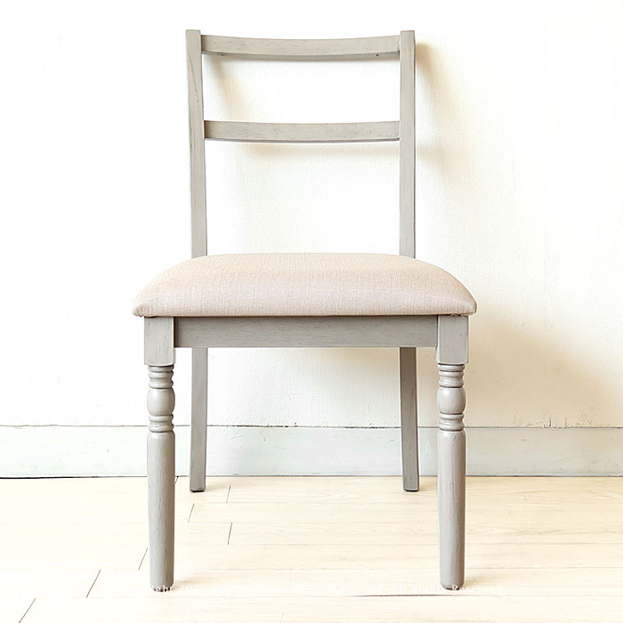 ヴィンテージ風のダイニングチェア グレー ラバー材を温かみのあるグレー色で仕上げたダイニングチェア。 木目が際立つように、アンティーク風の塗装を施しているのもポイントです。ヴィンテージな風合いを出すためにダメージ加工を施しています。 座面はウレタンフォームの布張りで、板座にはない優しいふっくら感があります。 前脚は装飾性の高いロクロ脚を採用しており、演出効果の高い素敵なダイニング作りにぴったりです。 こちらは簡単な組み立て品となります。 ヴィンテージ仕上げ ラバー材を温かみのあるグレー色で仕上げています。 木目が際立つように、アンティーク風の塗装を施しているのもポイントです。ヴィンテージな風合いを出すためにダメージ加工を施しています。 クッション性 座面はウレタンフォームの布張りで、板座にはない優しいふっくら感があります。 アンティーク調のロクロ脚 前脚は装飾性の高いロクロ脚を採用しており、演出効果の高い素敵なダイニング作りにぴったりです。 サイズ幅465×奥行555×高さ850mm/座面高さ450mm 素材ラバー材・ポリエステル 塗装ラッカー仕上げ 備考組み立て品/生産国：ベトナム 送料北海道・沖縄県・一部地域・離島は別途料金がかかります 配送こちらの商品は軒先渡しでの配送となります。 ※天然木を使用しているため節や白太、赤身などでる場合がございます。また生産時期や環境により、木目や色目が掲載写真と異なる場合がございますが予めご了承ください。思っていたイメージと違う、ディスプレイと色が違うなどといった理由での返品キャンセルはお受けできません。