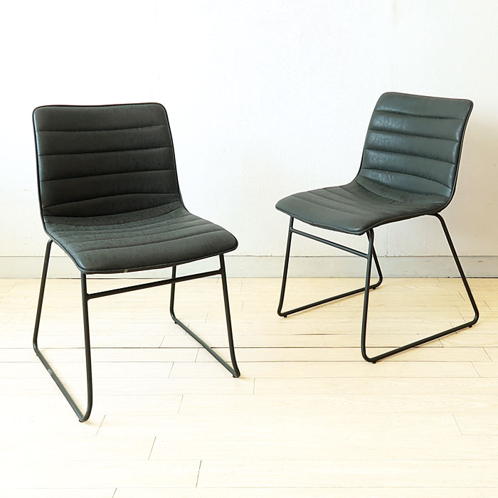 ヴィンテージ風のダイニングチェア 無骨な雰囲気を醸し出すブラックレザー×スチールのダイニングチェア。 ポリウレタンレザー張りとなります。レザー表面はヴィンテージな雰囲気に仕上げており、ユーズド感が魅力を駆り立てます。 スチールフレームは敢え...