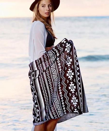 TESALATE テサレイト ビーチタオル 大判タオル白黒 ブラック ホワイト ビーチマット 柄タオル 砂がつかない柄タオル サンドフリー バスタオル リバーシブル ブランケット 長方形ビーチラグ 海 速乾タオル 吸水タオル ジム ピラティス ヨガ 【Acapulco】格安セール情報　楽天　通販