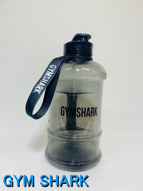 GYM SHARK フィットネスウエア 海外ブランド ウォーターボトルジムシャーク ウォーターボトル 大容量 1.3リットルジムシャーク ロゴストラップ 大容量 ウォーターボトル 1.3Lフィジーク ウォーターボトル ジム 【送料無料】【取寄】