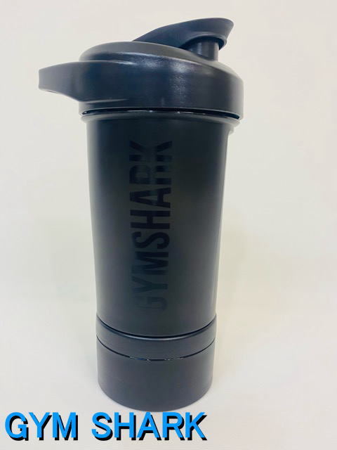 GYM SHARK フィットネスウェア 海外ブランド シェイカージムシャーク プロテインシェイカー 大容量 700ml (450+150+100ml)ミックスボール付 プロテイン シェイカー パウダーケースx2個フィジーク プロテインシェイカー 【送料無料】【取寄】