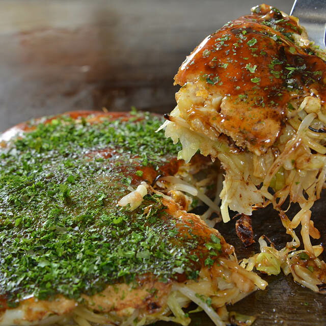 ＊仔ぐまのお好み焼き＊ 創業以来守り続けた「焼き方」が出す本物の味。 初めて食べた人もなんだか懐かしく感じ、そしてまた無性に食べたくなる。 そんな不思議な美味しさをもつ仔ぐまのお好み焼き。 創業以来、地元で親しまれてきた当店だからだせる本物の味です。 その美味しさの秘密は、創業以来守り続けてきた店主の「こだわり」にあります。 ＊ひたむきに守り続けてきた焼き方＊ 創業以来変わらない焼き方 丸くのばした粉（生地）に麺をのせ、野菜を盛り付け、肉をのせる。 それをひっくり返して、じっくりと水分をとばしながら焼き上げる。 仔ぐまは昔ながらの焼き方を守り、昭和30年代からずっと焼き継がれてきた本場広島のお好み焼きを提供いたします。 ＊冷凍でも変わらぬおいしさ＊ 広島焼きを鉄板上で焼きすぐにマイナス20度まで瞬間冷凍保管ののち出荷。 加熱処理をした冷凍食品なので電子レンジで温めて簡単調理できます。（6，7分） 広島で初めての瞬間冷凍広島焼きです。他社にないじっくり丁寧に焼き上げる製法のため、また独自の紙箱を使用して再加熱するため焼き立てとほぼ変わらない再現ができます。 ソースはオタフクソースに作らせたオリジナルPB商品です。 ＊バイヤーより＊ 念願の仔ぐまさんの広島焼きを販売することができました。 冷凍とは思えない美味しさに感動したのを覚えています。自分で作るには材料も手間もかかる広島焼きをレンジで温めるだけで手軽に食べることができます。 そして何よりも仔ぐまの広島焼は美味しいものを届けたいという店主中川さんの想いが詰まっています。 1枚1枚手焼きにこだわり、丁寧に焼き上げた広島焼。 是非、全国の皆様に食べていただきたい商品です。 【セット内容・内容量（約）】広島焼き310g×3枚 【賞味期限】製造日より90日 【配送温度帯】冷凍便 【加工地】広島市 ご注文に関する注意事項■離島の場合、ショップガイドに表示されている地域以外でもお届けできない場合があります。 ■のし不可 ■出荷日時：ご注文から7日前後でお届けいたします。※ご注文が集中した場合など、お届けに7日以上かかる場合がございます。