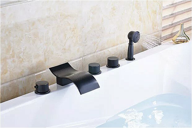 現代 ブラック デッキ の取付け滝5ピース バスタブ 蛇口 セット でhandshower広範な 真鍮 スパウト 3ノブ 浴槽 ミキサー