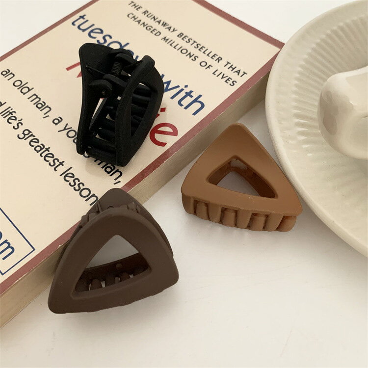 ヘアクリップ 全3色 三角形 トライアングル型 ヘアアクセサリー 小さめ 小さい ミニクリップ オフィス 黒 結婚式 成人式 謝恩会 髪留め 髪飾り 上品 エレ...