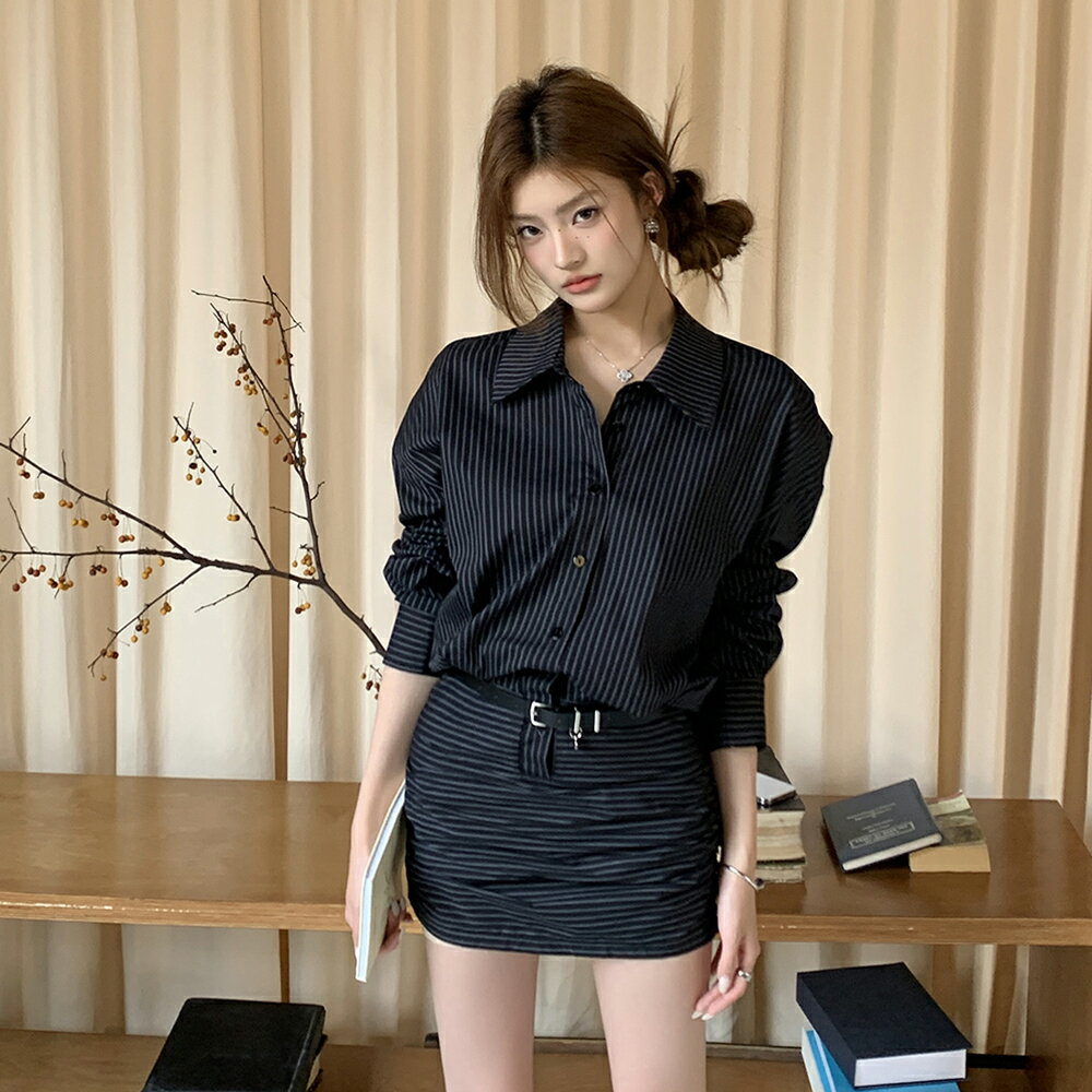 黒ストライプ ベルト付き シャツ風 タイトミニワンピース 前ボタン シャツワンピース かっこいい カジュアル おしゃれ ショート丈 長袖 襟付き 普段着 S M...