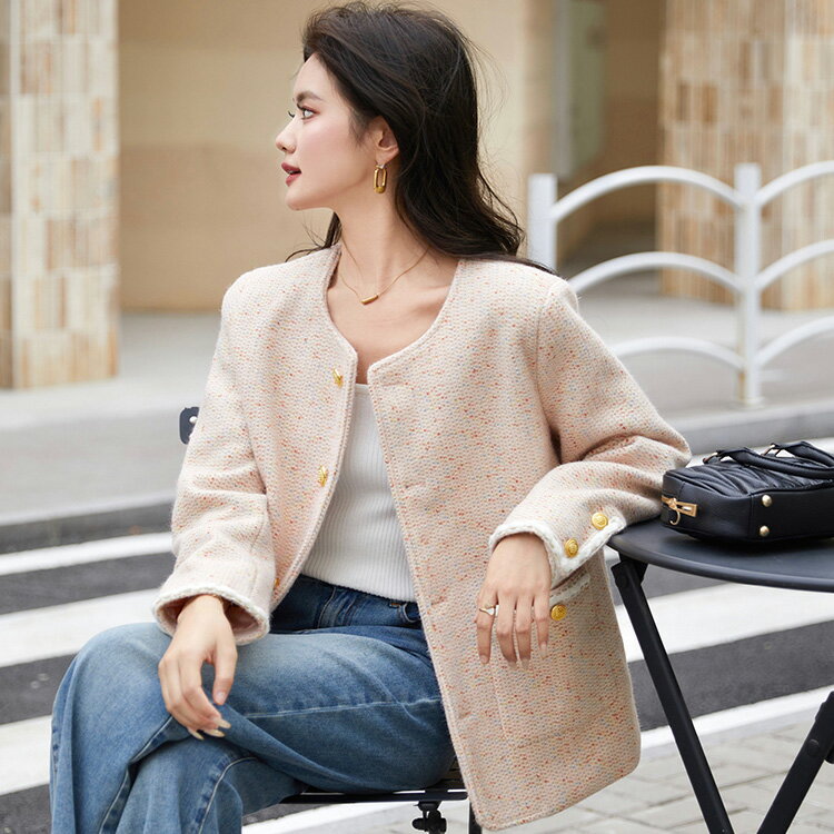 ツイードジャケット ノーカラー アウター 長袖 羽織り ポケット付き オフィス 春アウター 秋アウター 大人 きれいめ 好印象 ガーリー おしゃれ 上品 エレガント セレモニー ビジネス 通勤 普段使い 成人式 二次会【hum23400166】