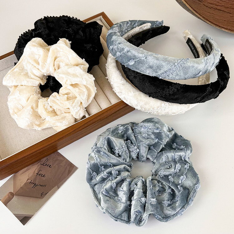 ヘアアクセサリー 商品コメント ◆全3色・ベロアシュシュ＆カチューシャです。 ◆デイリー使いはもちろん、イベントや成人式、二次会など様々な用途でお使い頂けます。 サイズ ◆Free サイズ 実寸(cm) 【シュシュ】 全長約13 【カチューシャの幅】　約2.5 ※伸縮性のある商品は伸ばさない状態で測った実寸となります。サイズは平置きの（伸縮性のあるアイテムも含め）採寸です。若干の誤差はご了承ください。 素材 ◆金属、プラスチック、ポリエステル、ベロアなど カラー ガイド ◆お使いのモニターによってお色の見え方に違いがある場合がございます。 ◆タイトル又は商品説明に記載してない衣類,小物などは付属しておりません。 ◆海外直輸入品は洗濯表示の日本語吹替え・付属ボタン等が付いてない場合がございます。 シュシュ 大きめ 大振り 大きい 小さめ 小振り 小さい ヘアアクセサリー 春 夏 秋 冬 オフィス オフィスカジュアル 結婚式 パーティー 演奏会 発表会 クリスマス ビジュー 上品 レディース 即納 キッズ 子供 大人 ビジュー飾り JSファッション アクセサリー バレッタ リボン アクセサリー 大きめ ビッグ ボリューム 春夏秋冬 無地 シンプル ヘアアクセサリー 黒 二次会 謝恩会 成人式 結婚式 上品 フォーマル オフィス デイリー パーティー 小物 ゴージャス エレガント 大きい 華やか ヘアアレンジ プレゼント 大人っぽい 可愛い ヘアアクセサリー かわいい ドレスとわせて 大人 謝恩会 食事会 結婚式 演奏会 発表会 披露宴 卒園式 卒業式 お呼ばれ 海外 通販 痛くないカチューシャ ヘアバンド 結婚式 パーティー 演奏会 発表会 クリスマス 上品 レディース 即納 ワイルドカチューシャ キッズ 子供 大人 白髪隠しカチューシャ 滑り止め ベロア ▼おすすめアイテム▼