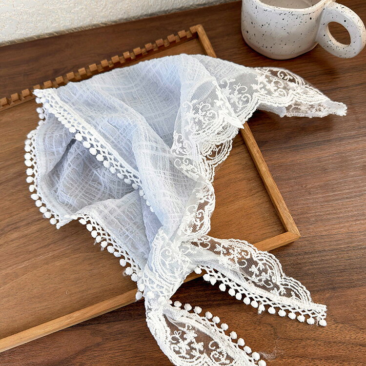 カラバリ豊富♪柄スカーフ 商品コメント ◆全3色・刺繍レースバンダナ。 ◆首に巻いてネックスカーフとして、日焼け防止にも◎ ※洗濯は手洗いをおすすめ致します。 ※デリケートな素材の為、お取り扱いの際はご注意下さい。（引っ掛けなど） ※複数購入の場合、サイズが1点1点多少異なる場合がございます。 ※摩擦や擦れによって色落ちする場合があります。 サイズ ◆Free サイズ 実寸(cm) タテ（最大） 約35cm　　ヨコ 約88cm ※伸縮性のある商品は伸ばさない状態で測った実寸となります。サイズは平置きの（伸縮性のあるアイテムも含め）採寸です。若干の誤差はご了承ください。 素材 ◆ポリエステル カラー ◆ 　ピンク　/　ベージュ　/　ブルー　 ガイド ◆お使いのモニターによってお色の見え方に違いがある場合がございます。 ◆タイトル又は商品説明に記載してない衣類,小物などは付属しておりません。 ◆海外直輸入品は洗濯表示の日本語吹替え・付属ボタン等が付いてない場合がございます。 JSファッション スカーフ カラバリ豊富 無地 単色 差し色 柄入り 柄プリント ネックスカーフ バンダナ 三角巾 韓国 母の日 父の日 ギフト シンプル プレゼント ネックストール ネック アクセサリー 首に巻くアクセサリー 薄い 薄手 春 夏 秋 冬アクセサリー 持ち運びできる レジャー オールシーズン 上品 フォーマル オフィス デイリー パーティー 小物 ゴージャス エレガント 華やか 大人っぽい お揃い お揃いコーデ 可愛い かわいい ドレスとあわせて 大人 謝恩会 食事会 結婚式 演奏会 発表会 披露宴 卒園式 卒業式 お呼ばれ 海外 通販 50代 40代 30代 ▼おすすめアイテム▼