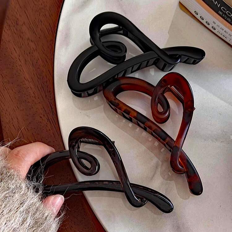 ハートモチーフ バンスクリップ ヘアクリップ 全3色 大きめ 上品 大人可愛い 黒 ブラウン 髪留め ヘアアクセサリー フォーマル 普段使い お呼ばれ パーティー 成人式 二次会 演奏会 レディース JSstar 2