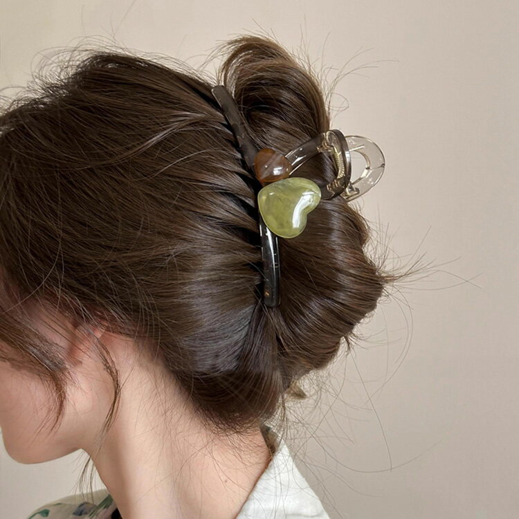 ヘアアクセサリー 商品コメント ◆全4色・2サイズ、ハートモチーフヘアクリップ。 ◆デイリー使いはもちろん、イベントや成人式、二次会など様々な用途でお使い頂けます。 サイズ ◆Free サイズ 実寸(cm) ※※※※※※AタイプとBタイプでは大きさが異なります。大きさは下記をご確認下さい。※※※※※※ 【クリップの大きさ】Aタイプ　長さ約8　　幅約3 【クリップの大きさ】Bタイプ　長さ約13　　幅約3.5 ※伸縮性のある商品は伸ばさない状態で測った実寸となります。サイズは平置きの（伸縮性のあるアイテムも含め）採寸です。若干の誤差はご了承ください。 素材 ◆金属、プラスチック、ポリエステルなど カラー ◆ 　グリーン　/　ピンク　/　ベージュ　/　ブラウン　 ガイド ◆お使いのモニターによってお色の見え方に違いがある場合がございます。 ◆タイトル又は商品説明に記載してない衣類,小物などは付属しておりません。 ◆海外直輸入品は洗濯表示の日本語吹替え・付属ボタン等が付いてない場合がございます。 JSファッション JSfashion アクセサリー バレッタ ベロア リボン シュシュ アクセサリー 大きめ ビッグ ボリューム 春 夏 秋 冬 無地 シンプル ヘアアクセサリー 黒 二次会 謝恩会 成人式 結婚式 上品 フォーマル オフィス デイリー パーティー 小物 ゴージャス エレガント 大きい 華やか ヘアアレンジ プレゼント 大人っぽい 可愛い ヘアアクセサリー かわいい ドレスとわせて 大人 謝恩会 食事会 結婚式 演奏会 発表会 披露宴 卒園式 卒業式 お呼ばれ 海外 通販