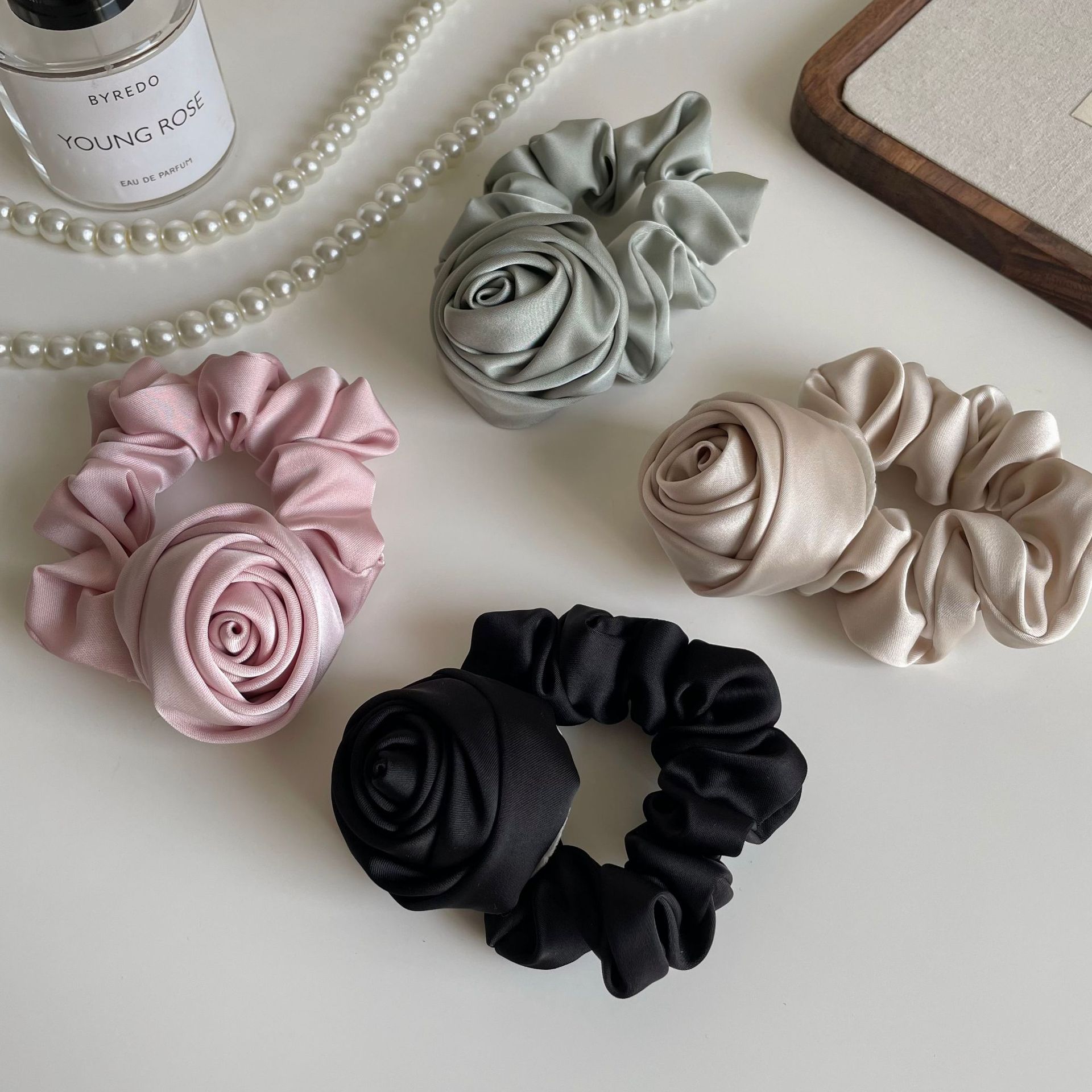 JSstarのローズモチーフ シュシュ 全4色 ヘアゴム 薔薇 サテン 普段使い 無地 黒 緑 ヘアアクセサリー 髪留め パーティー大人可愛い キュート ヘアアレンジ アップスタイル レディース プレゼント 大人 00429｜アングル2